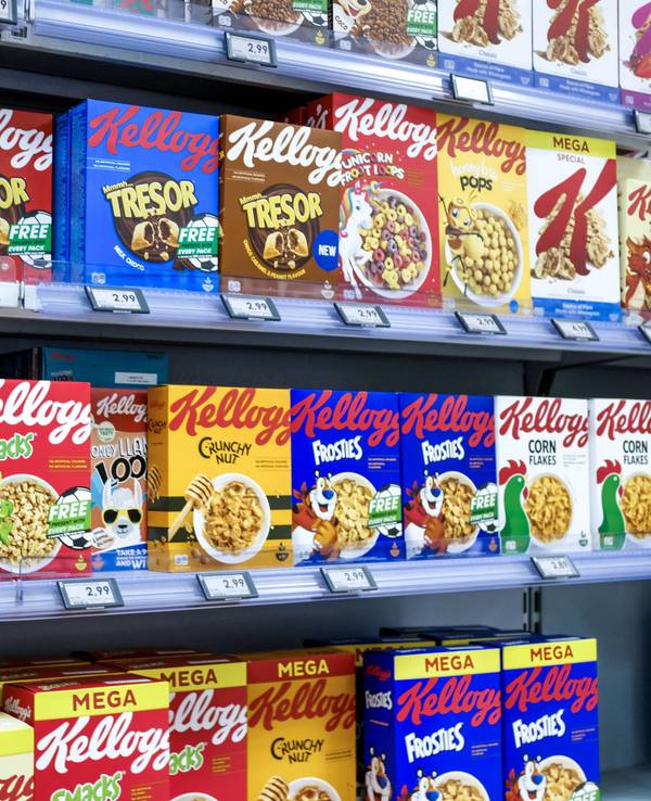 Verschiedene Cornflakes-Produkte von Kellogg's stehen in einem Supermarkt-Regal.