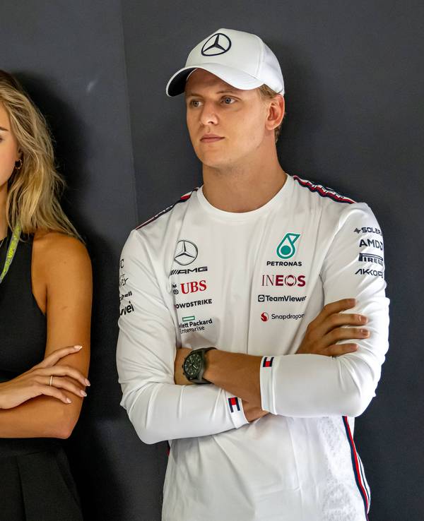 Mick Schumacher (r.) steht neben Laila Hasanovic. Beide verschränken die Arme.