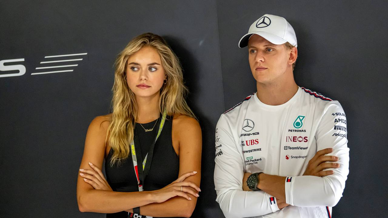 Mick Schumacher (r.) steht neben Laila Hasanovic. Beide verschränken die Arme.