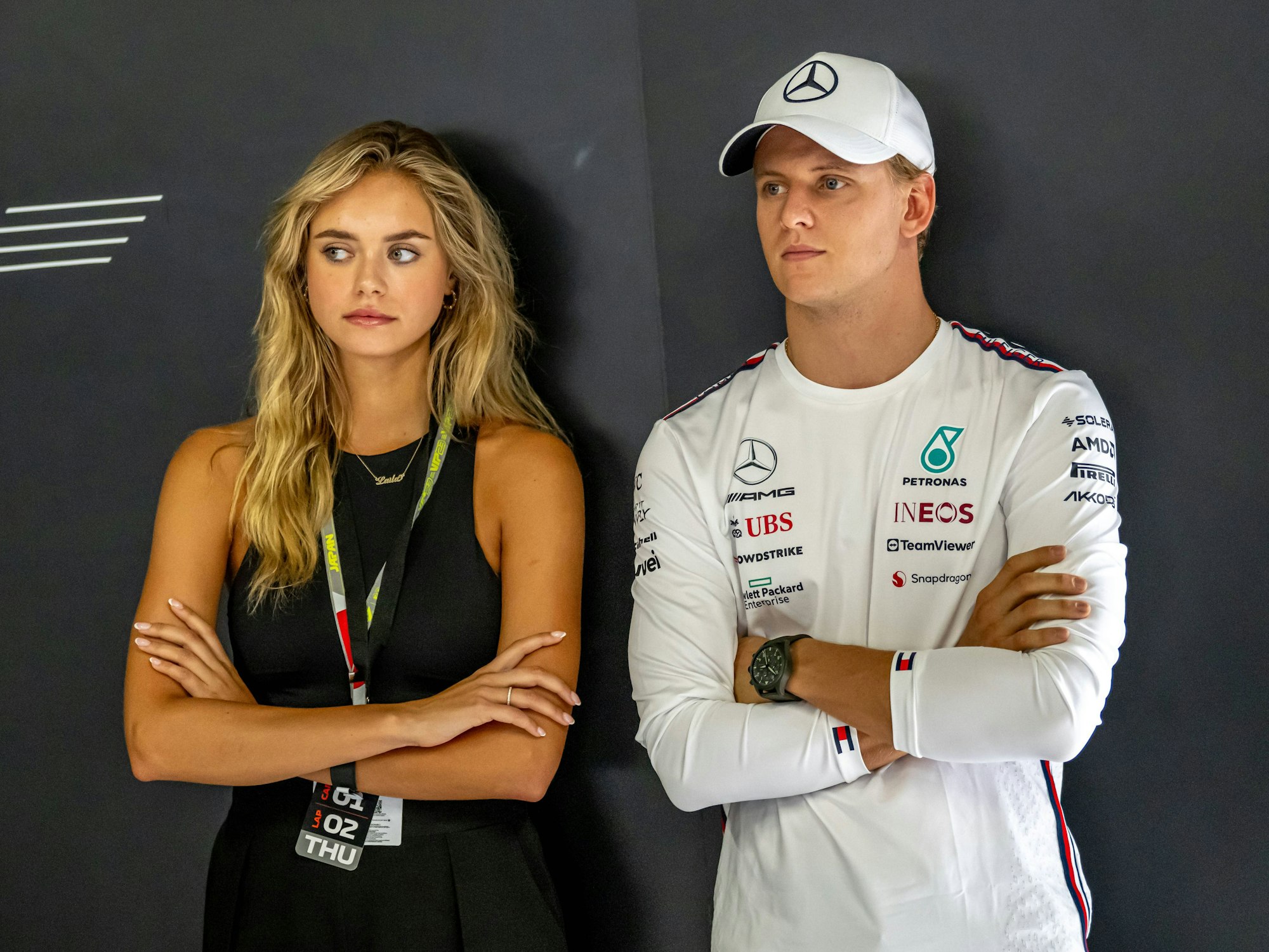 Mick Schumacher (r.) steht neben Laila Hasanovic. Beide verschränken die Arme.