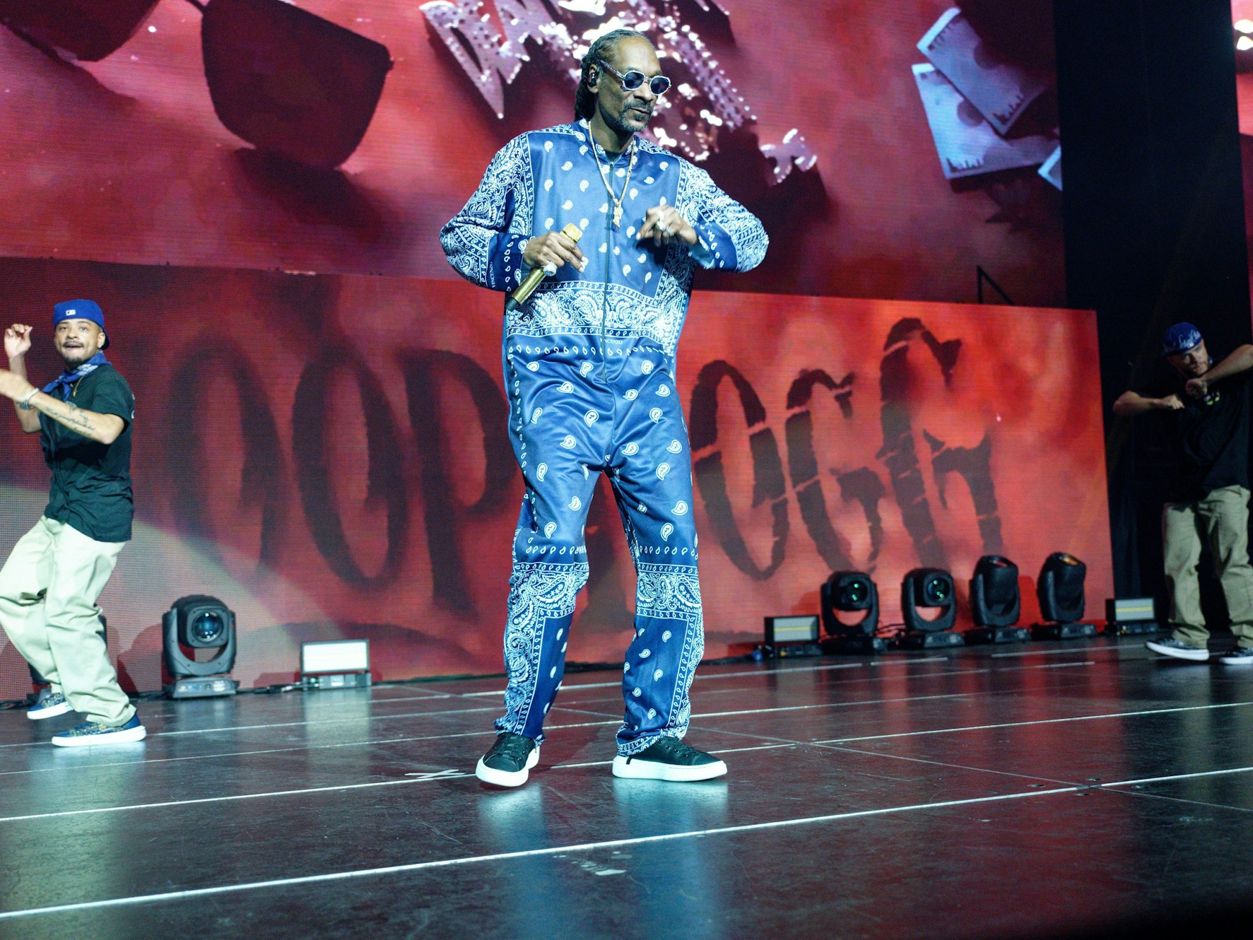 Der Rapper Snoop Dogg steht bei einem Konzert in der Lanxess Arena auf der Bühne.