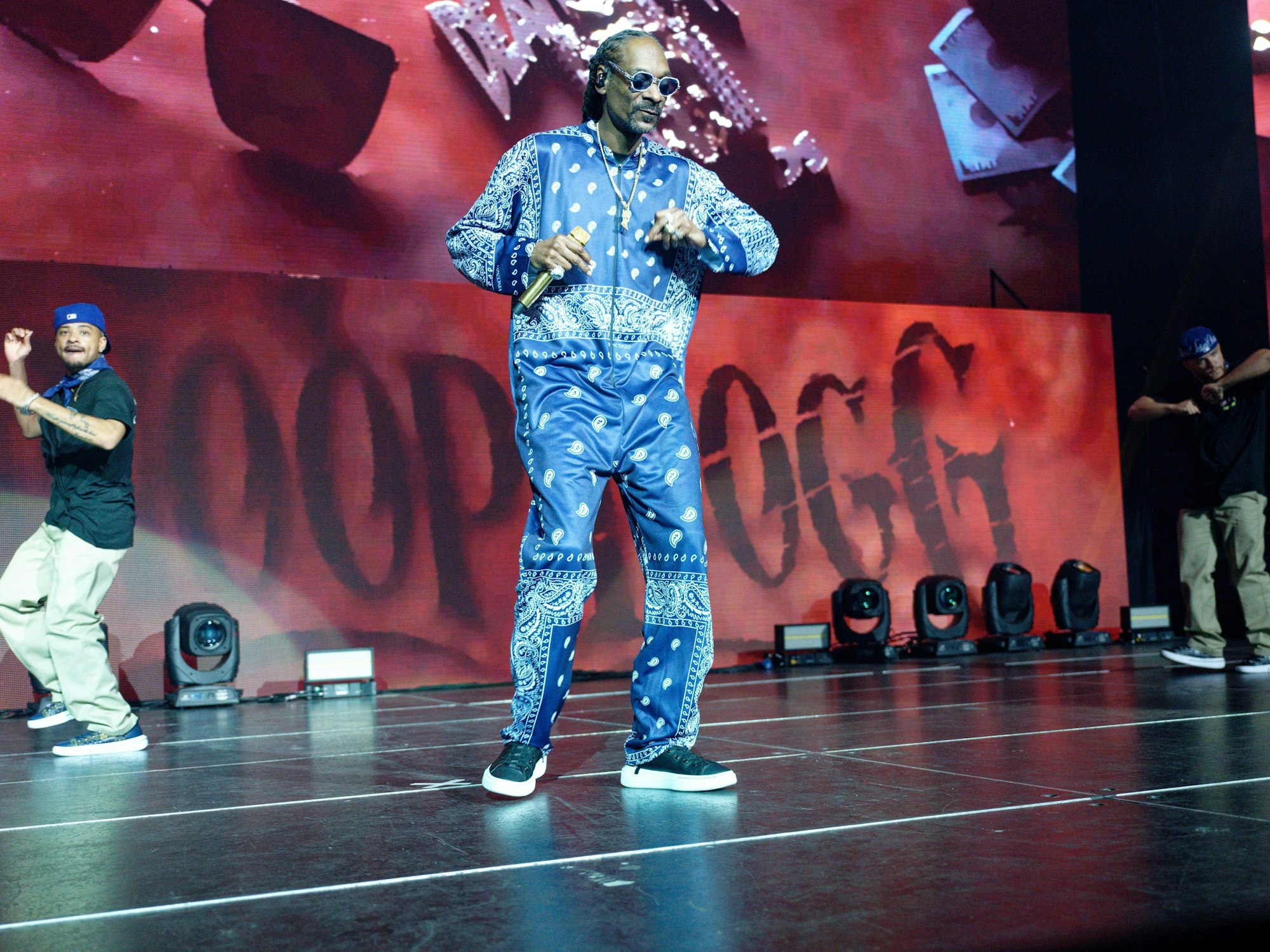 Der Rapper Snoop Dogg steht bei einem Konzert in der Lanxess Arena auf der Bühne.