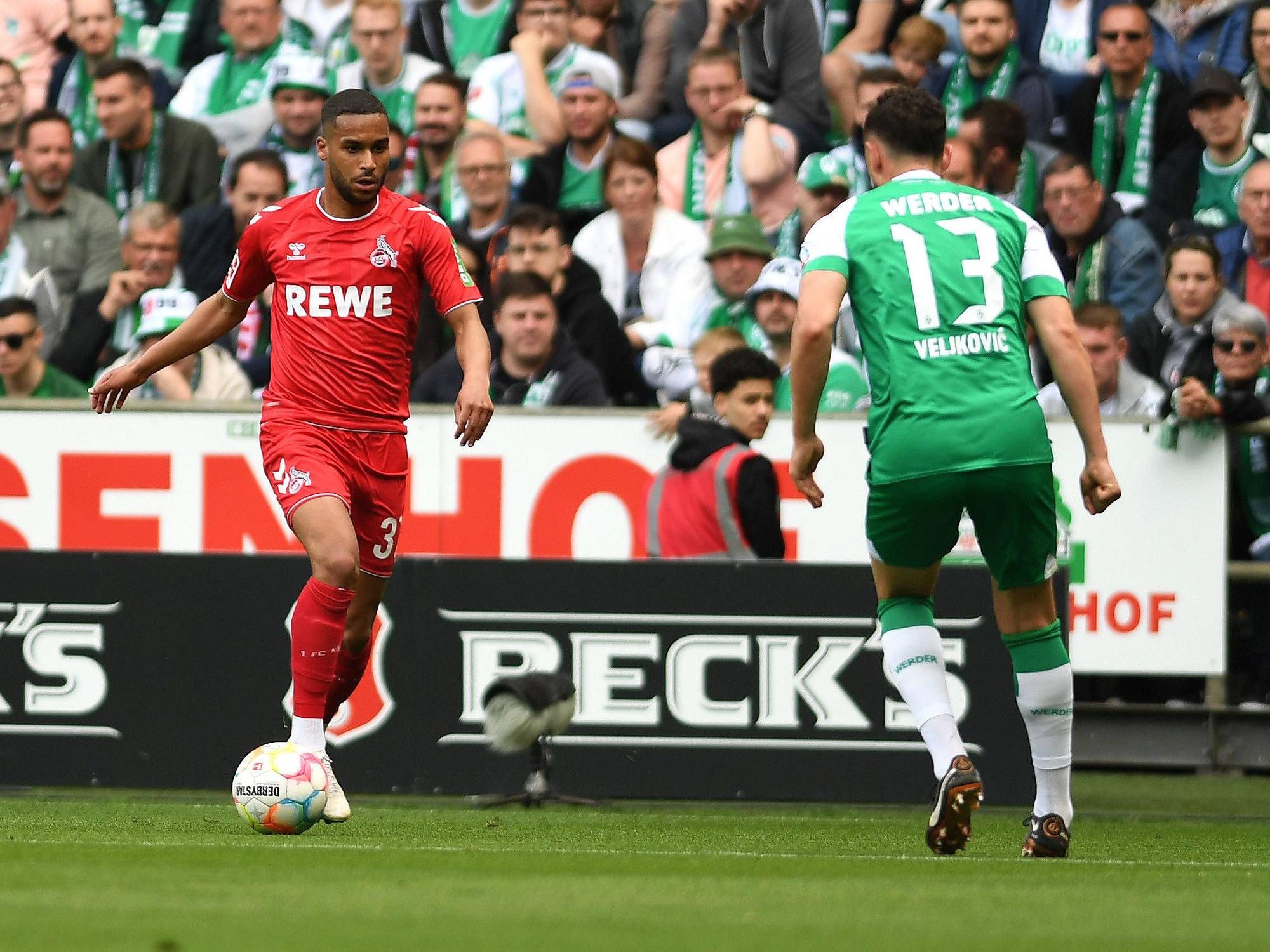 Linton Maina im Zweikampf mit Milos Veljkovic.