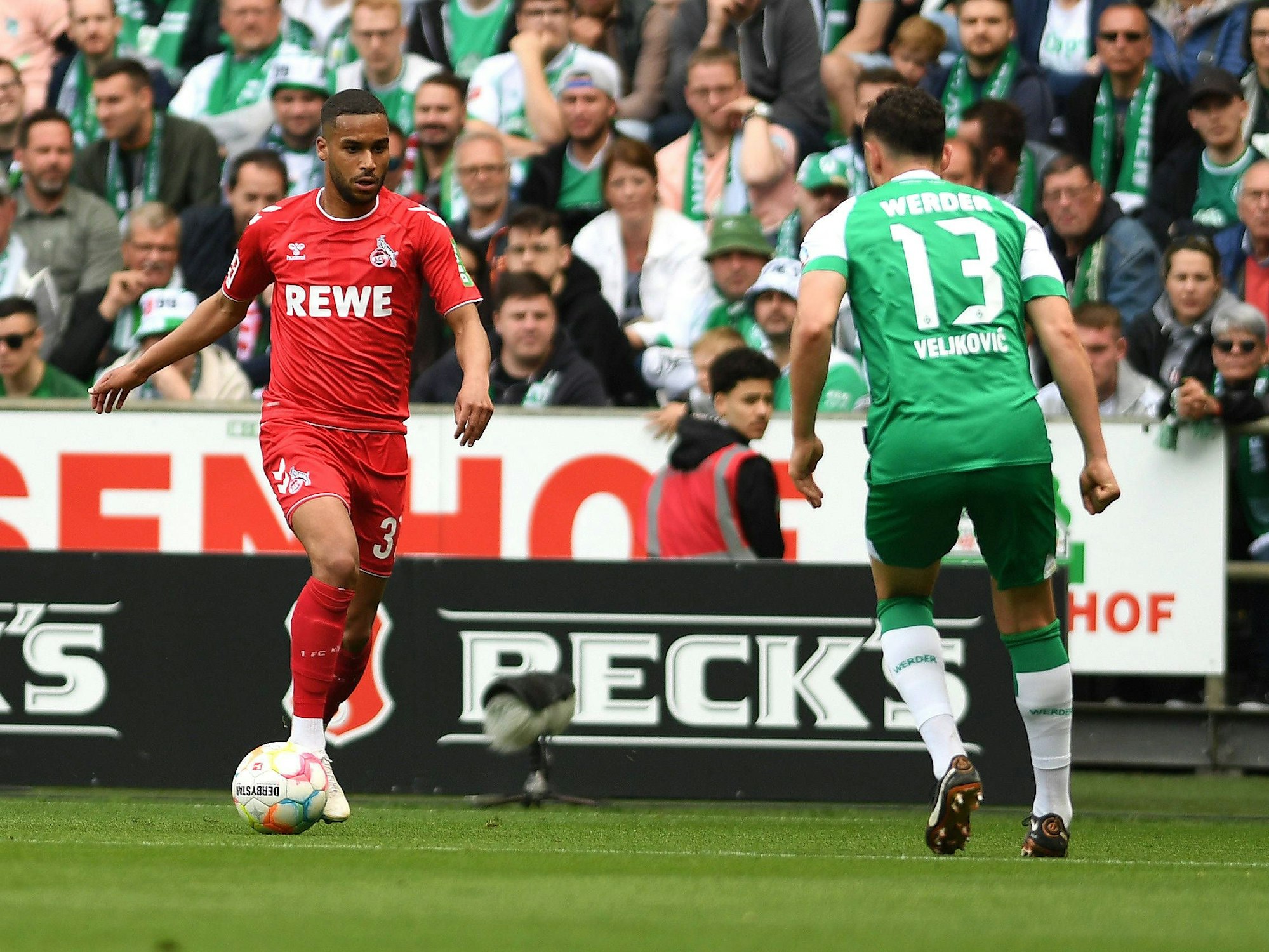 Linton Maina im Zweikampf mit Milos Veljkovic.
