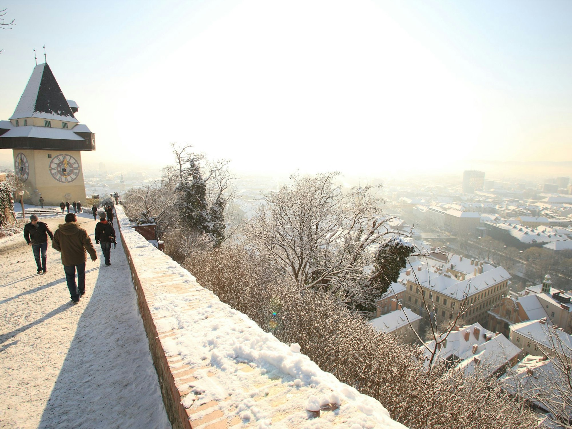 Spaziergänger und Spaziergängerinnen genießen die Sonne auf dem Schloßberg, hier im November 2015.