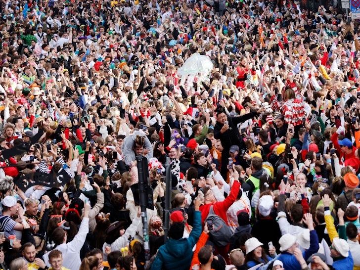 An der Zülpicher Straße feiern zahlreiche Karnevalisten ausgelassen den Beginn der Karnevalssaison.