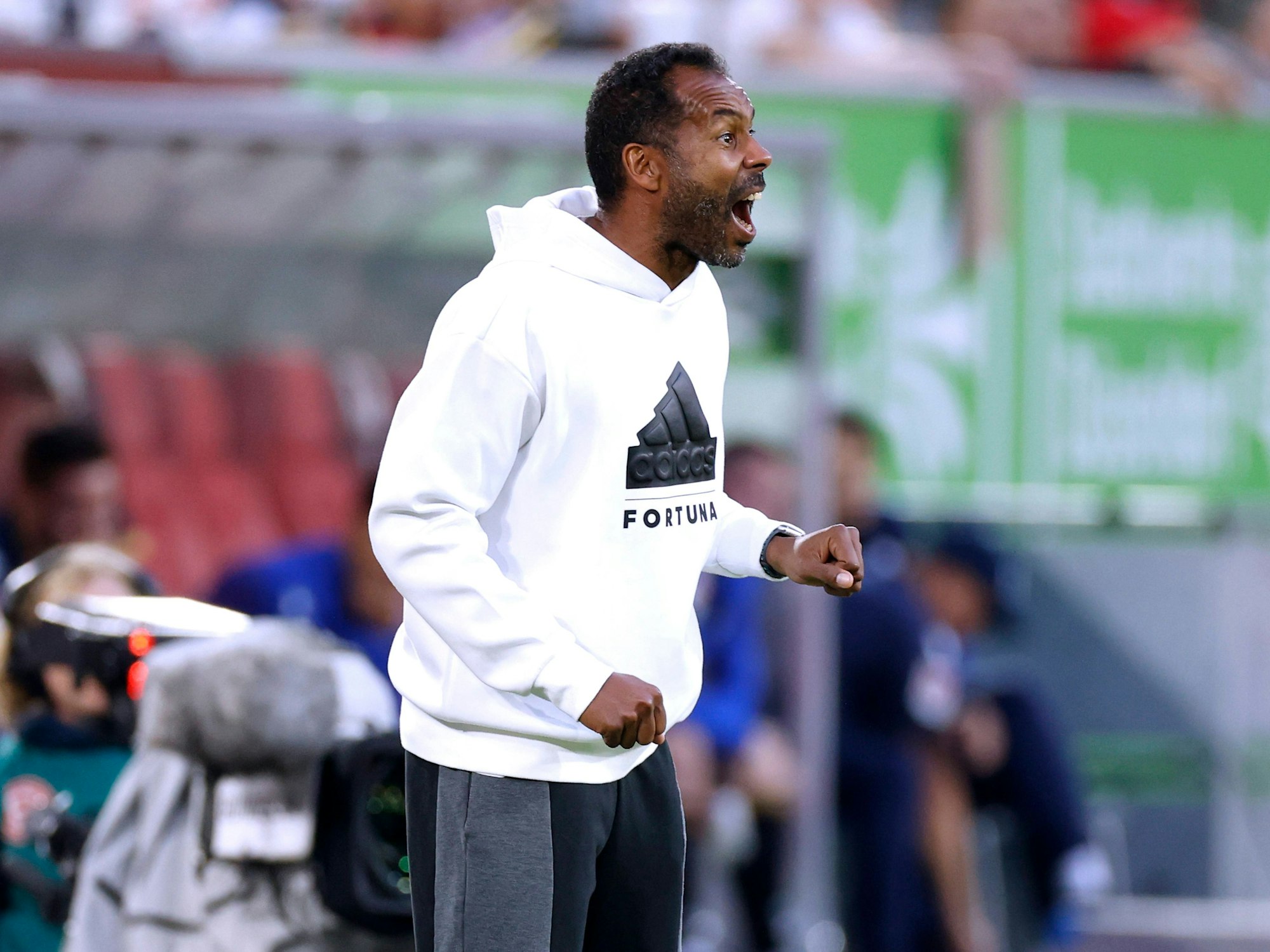 Fortuna Düsseldorfs Cheftrainer Daniel Thioune gestikuliert beim Spiel gegen den Karlsruher SC an der Seitenlinie.