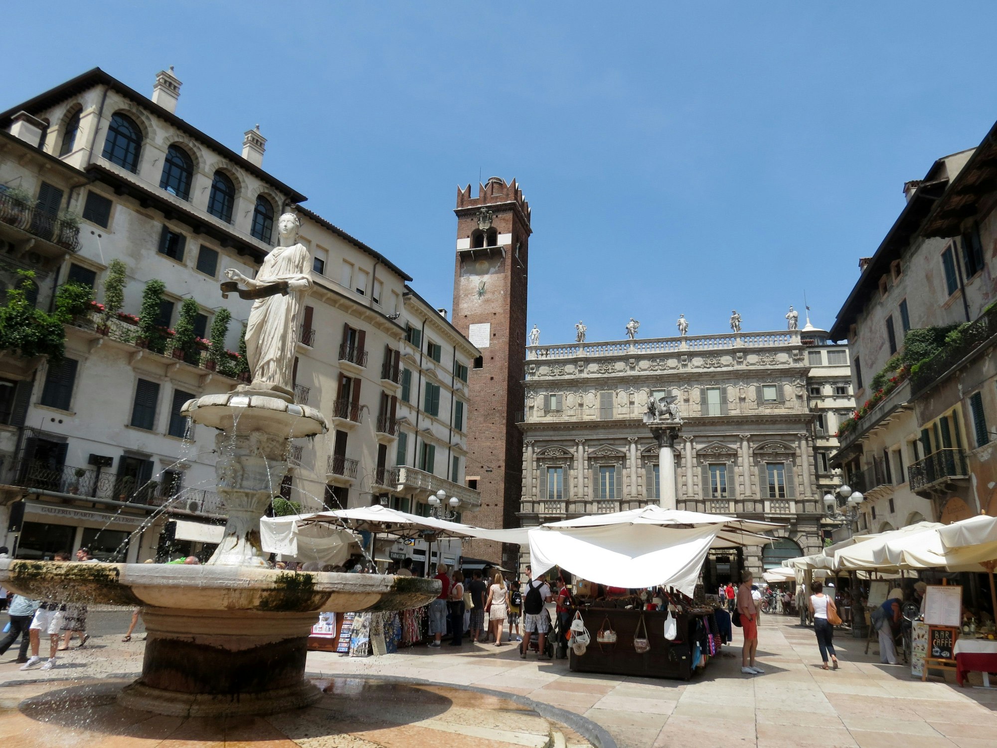 Die Piazza delle Erbe in Verona (Italien) während eines blebten Markttages, hier im Juni 2012.