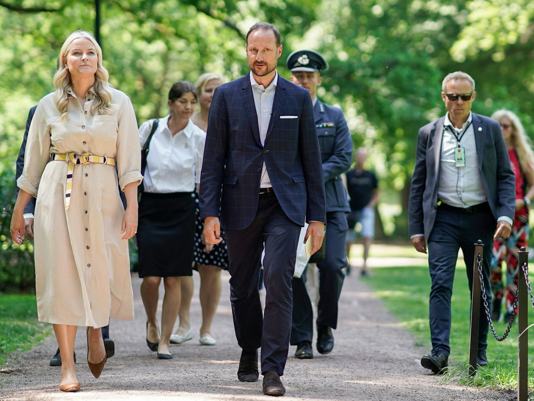 Kronprinz Haakon (r) und Kronprinzessin Mette-Marit von Norwegen gehen zu einer Veranstaltung im Osloer Literaturhaus.