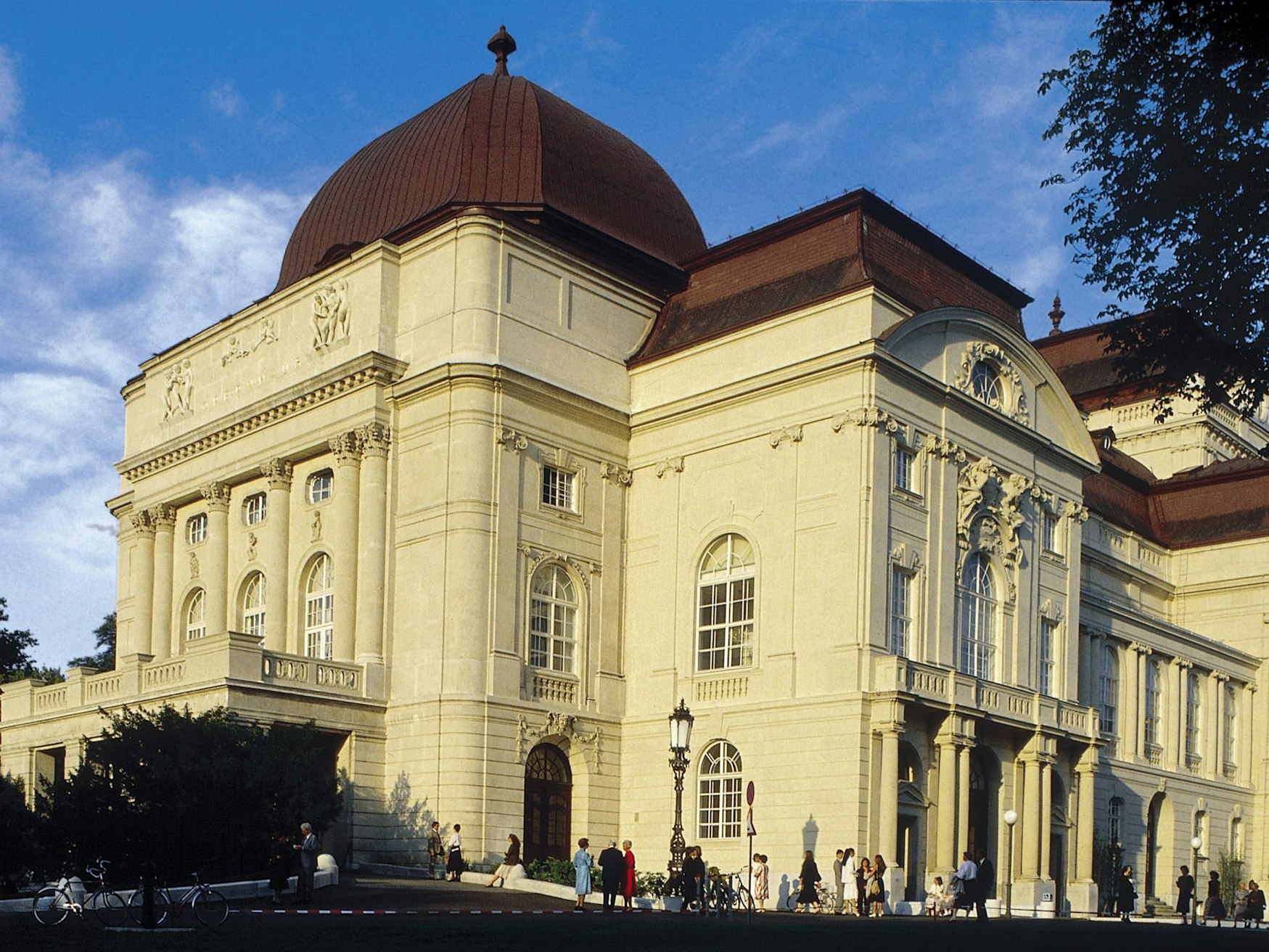 Eine Außenansicht des Opernhauses in Graz, hier im Mai 2011.