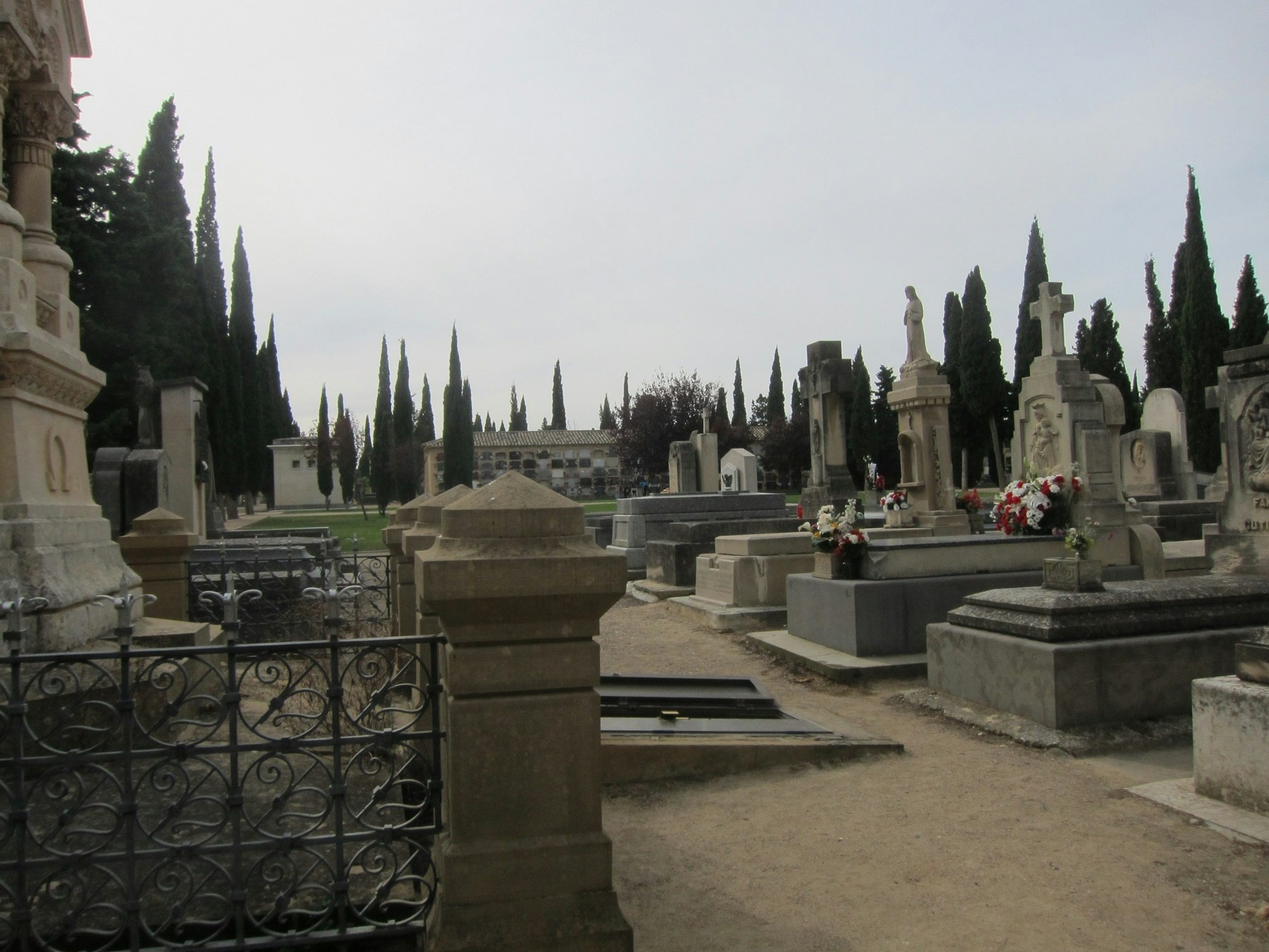 Gräber auf dem Friedhof Torrero in Saragossa (Spanien).