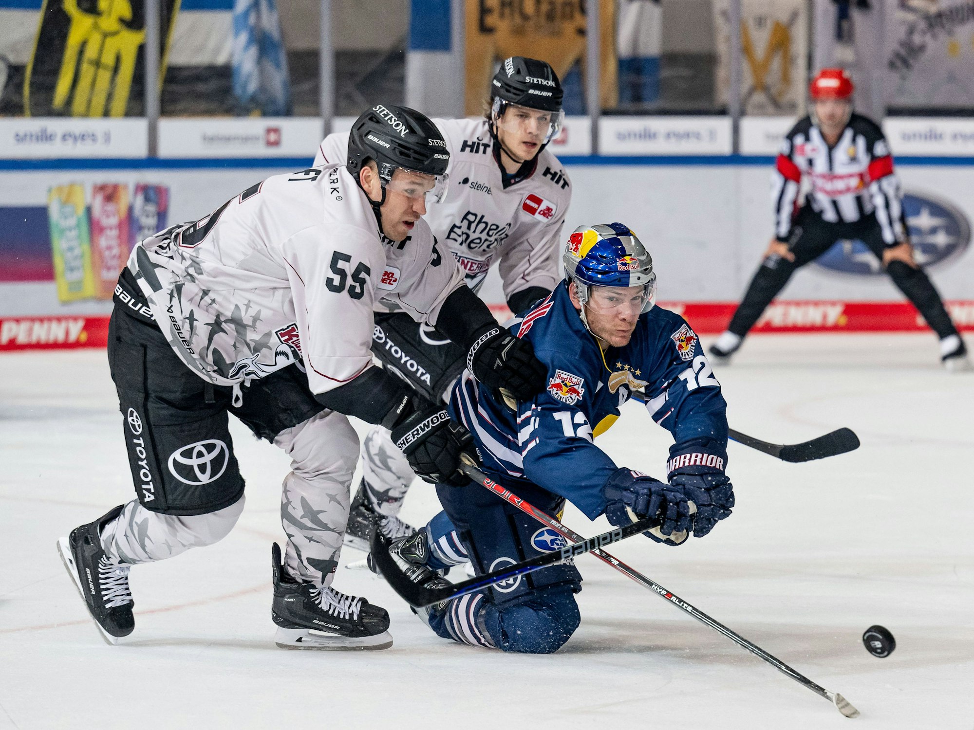 Carter Proft von den Kölner Haien und der Münchner Ben Smith im Zweikampf.