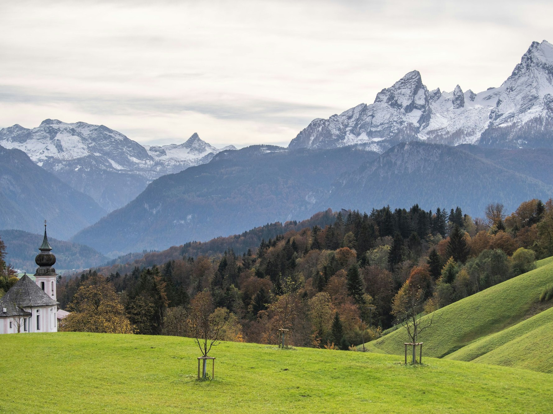 Die Kirche Maria Gern ist vor dem Watzmann (r) zu sehen.