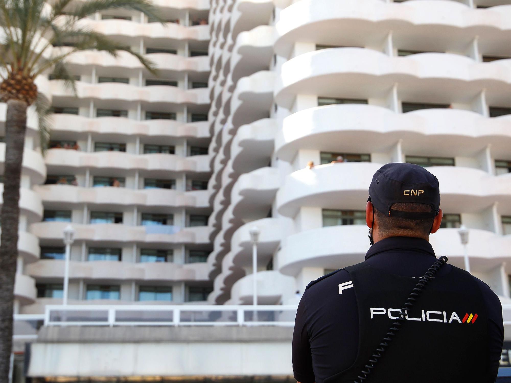 Ein Polizist steht vor dem Hotel.