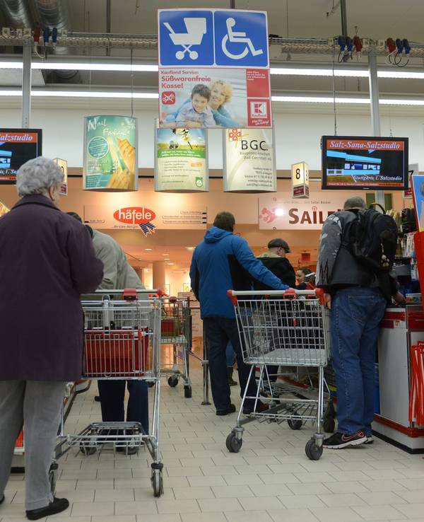 Kundinnen und Kunden stehen an der Kasse in einer Kaufland-Filiale, hier im Februar 2014 in Stuttgart.