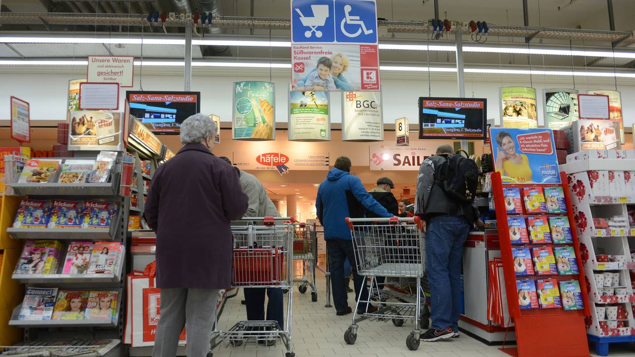Kundinnen und Kunden stehen an der Kasse in einer Kaufland-Filiale, hier im Februar 2014 in Stuttgart.