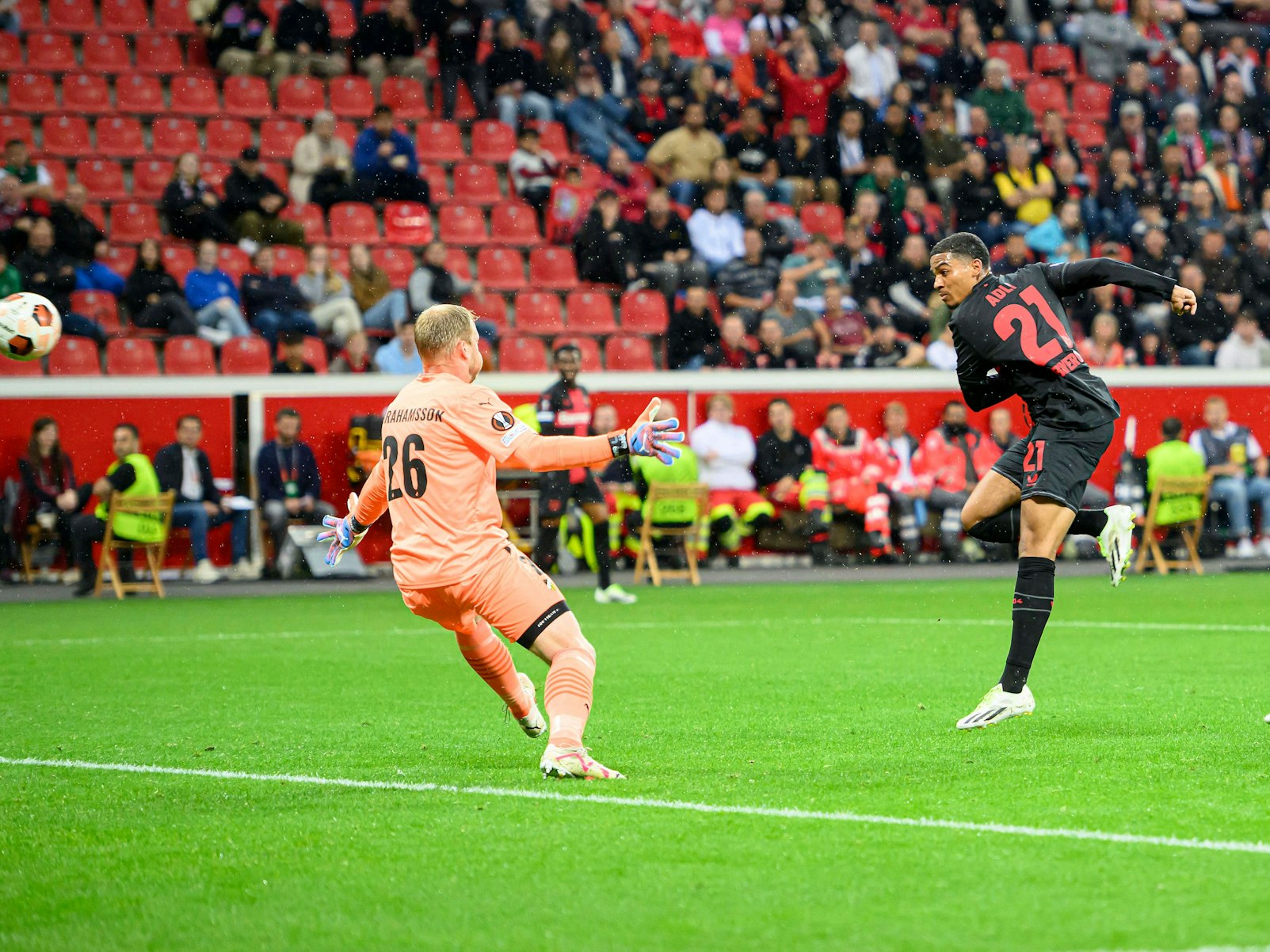 Amine Adli schießt, Peter Abrahamsson kann nicht parieren.