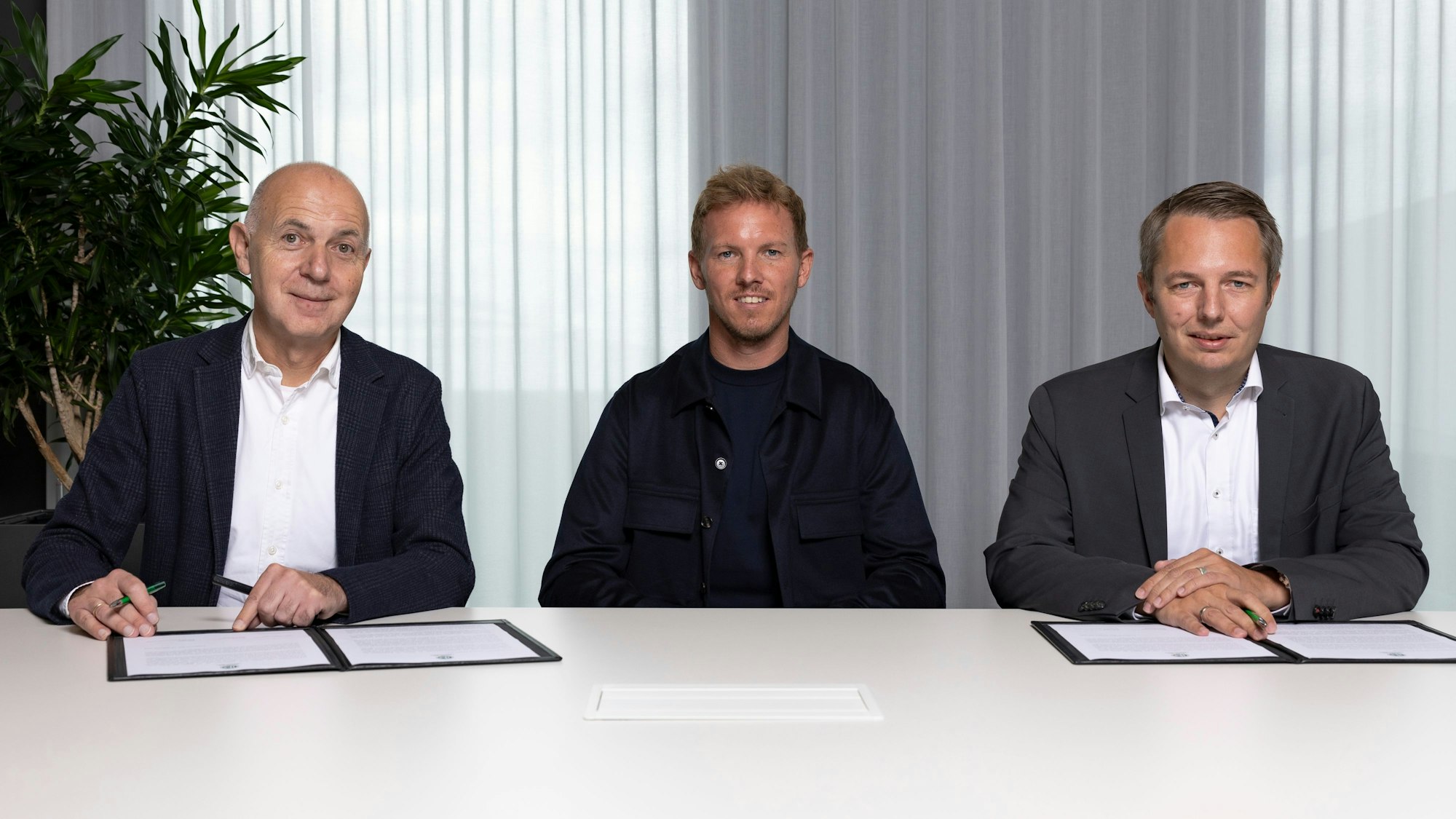 Vertragsunterzeichnung mit Bundestrainer Julian Nagelsmann,
v.l.: Bernd Neuendorf (DFB-Praesident), Julian Nagelsmann (DFB-Bundestrainer) und Stephan Grunwald (DFB-Schatzmeister).