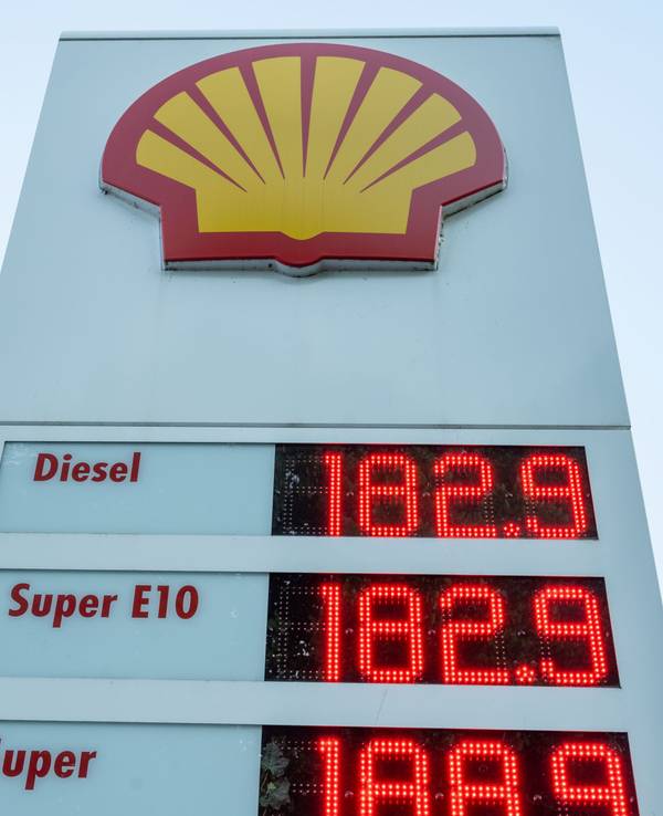 Auf einer Preistafel einer Tankstelle sind die Preise für einen Liter Diesel, Super E10 und Super zu sehen.
