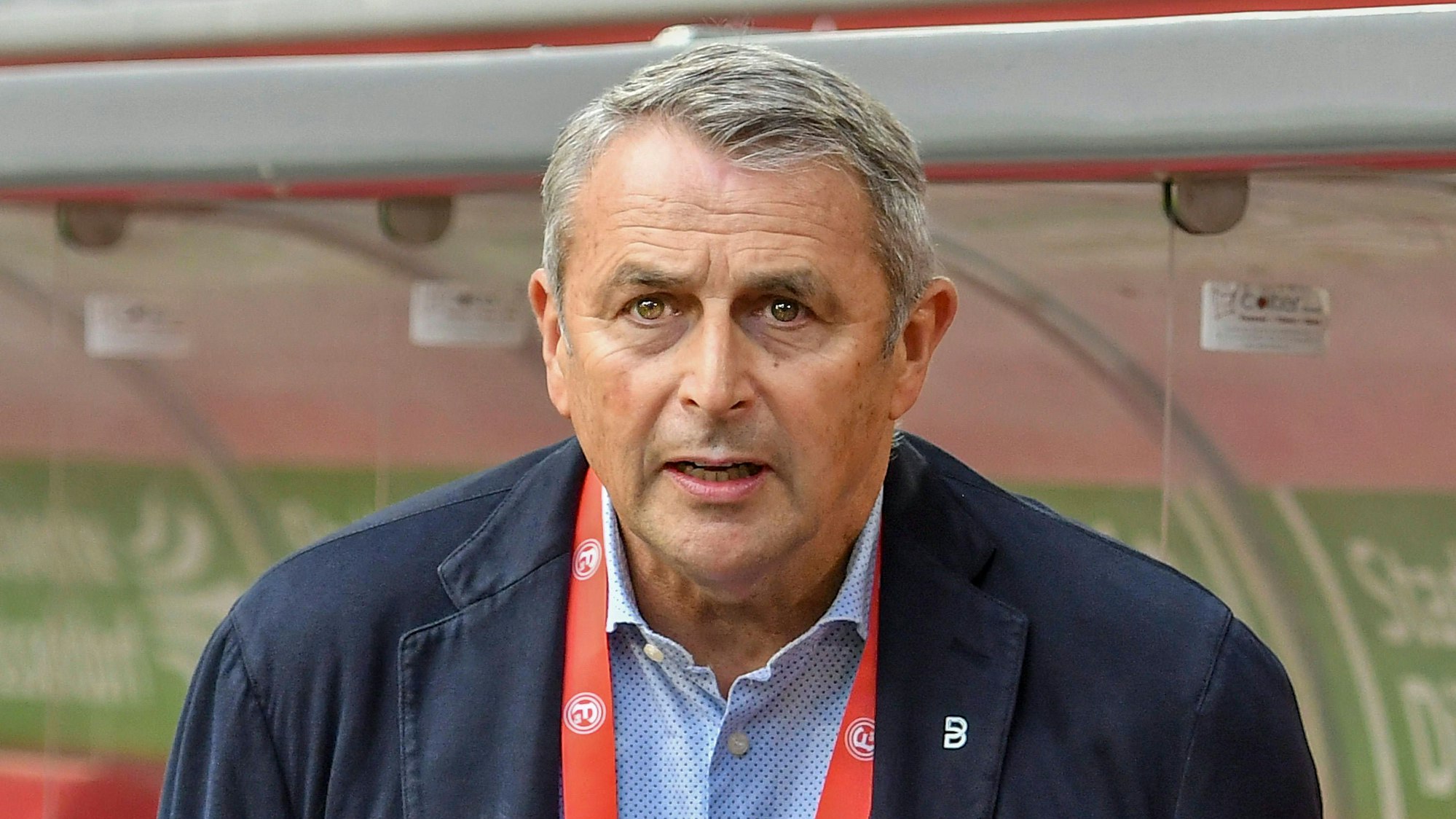 Klaus Allofs steht beim Spiel gegen den Karlsruher SC an der Seitenlinie.