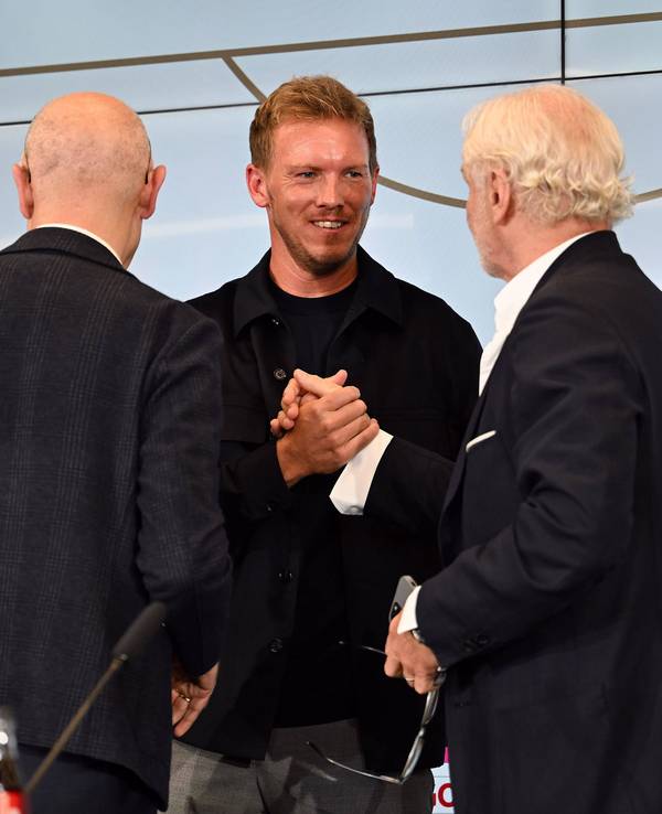 DFB-Sportdirektor Rudi Völler (r.), hier am 22. September 2023 mit dem neuen Bundestrainer Julian Nagelsmann (M) und DFB-Präsident Bernd Neuendorf (l).