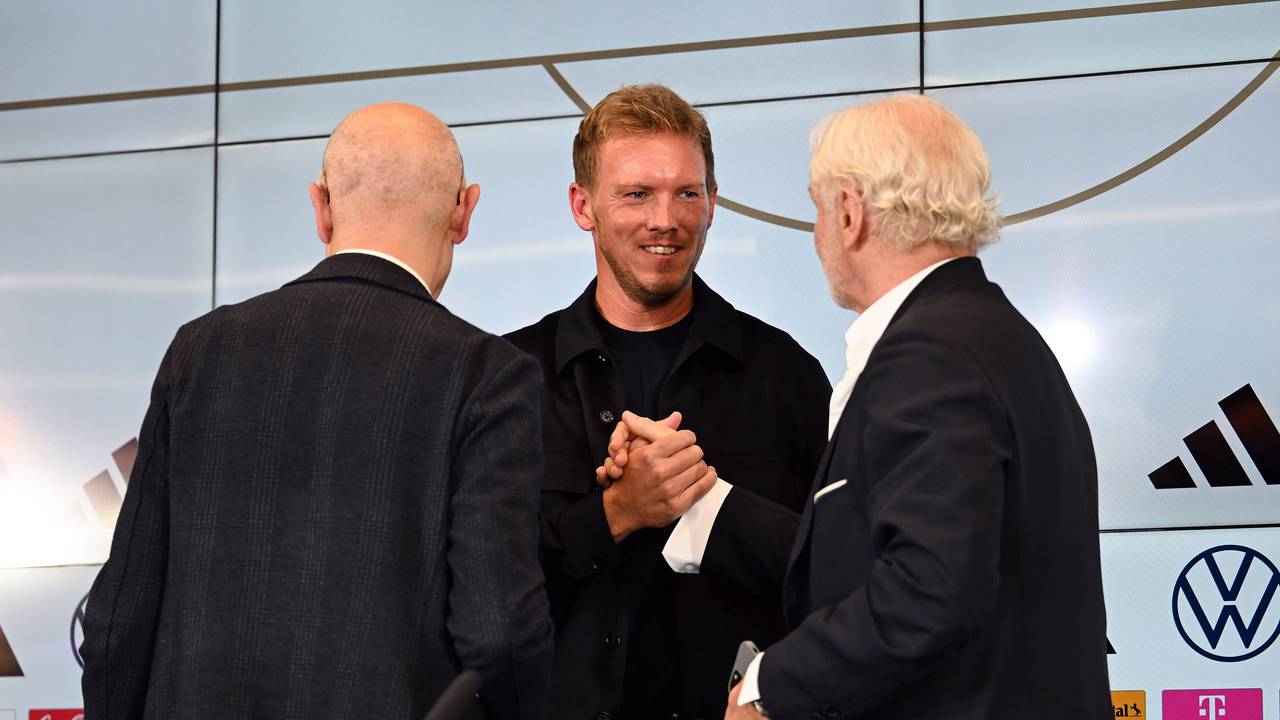 DFB-Sportdirektor Rudi Völler (r.), hier am 22. September 2023 mit dem neuen Bundestrainer Julian Nagelsmann (M) und DFB-Präsident Bernd Neuendorf (l).