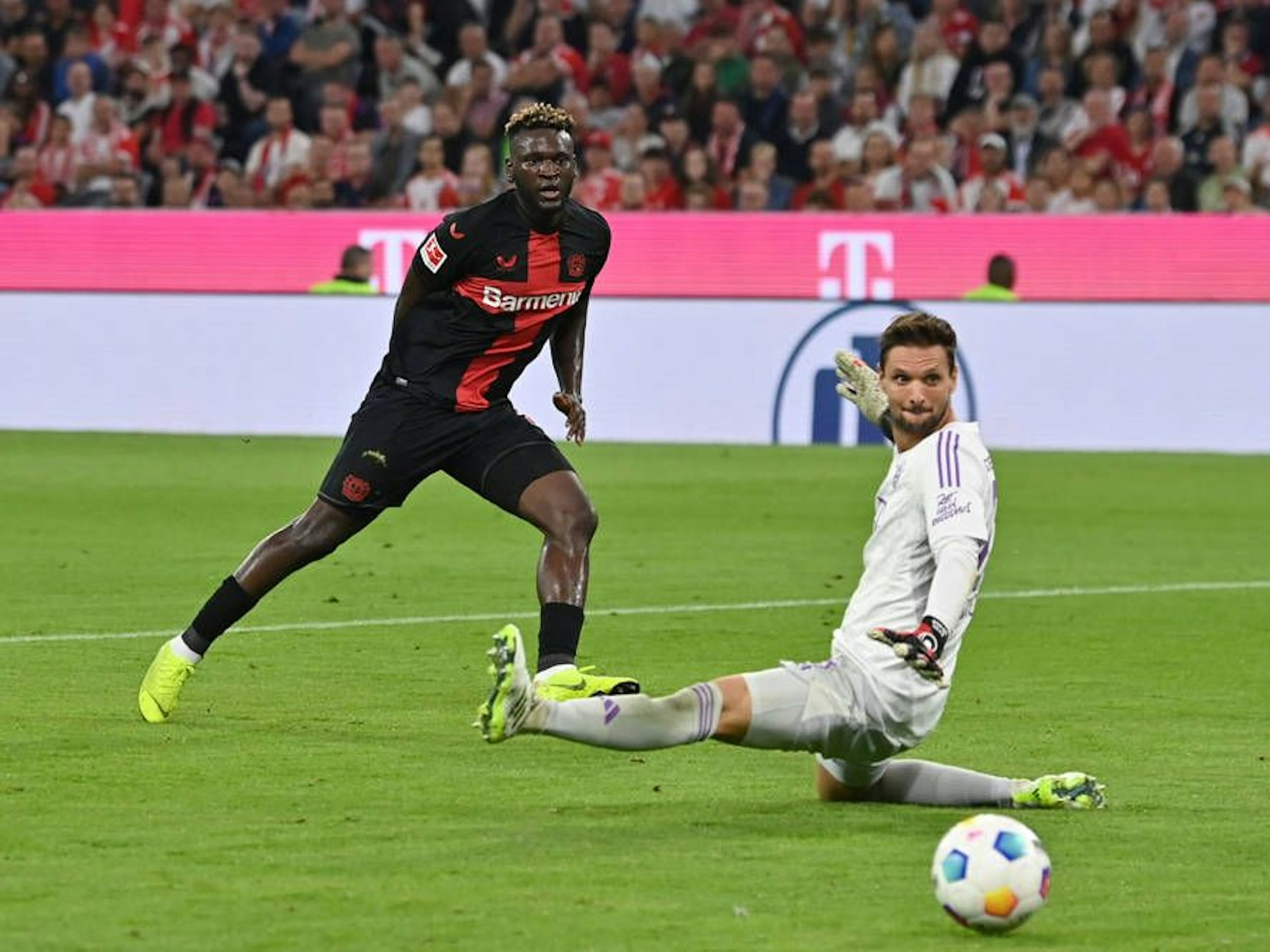 Boniface überwindet FC Bayern Schlussmann Sven Ullreich.