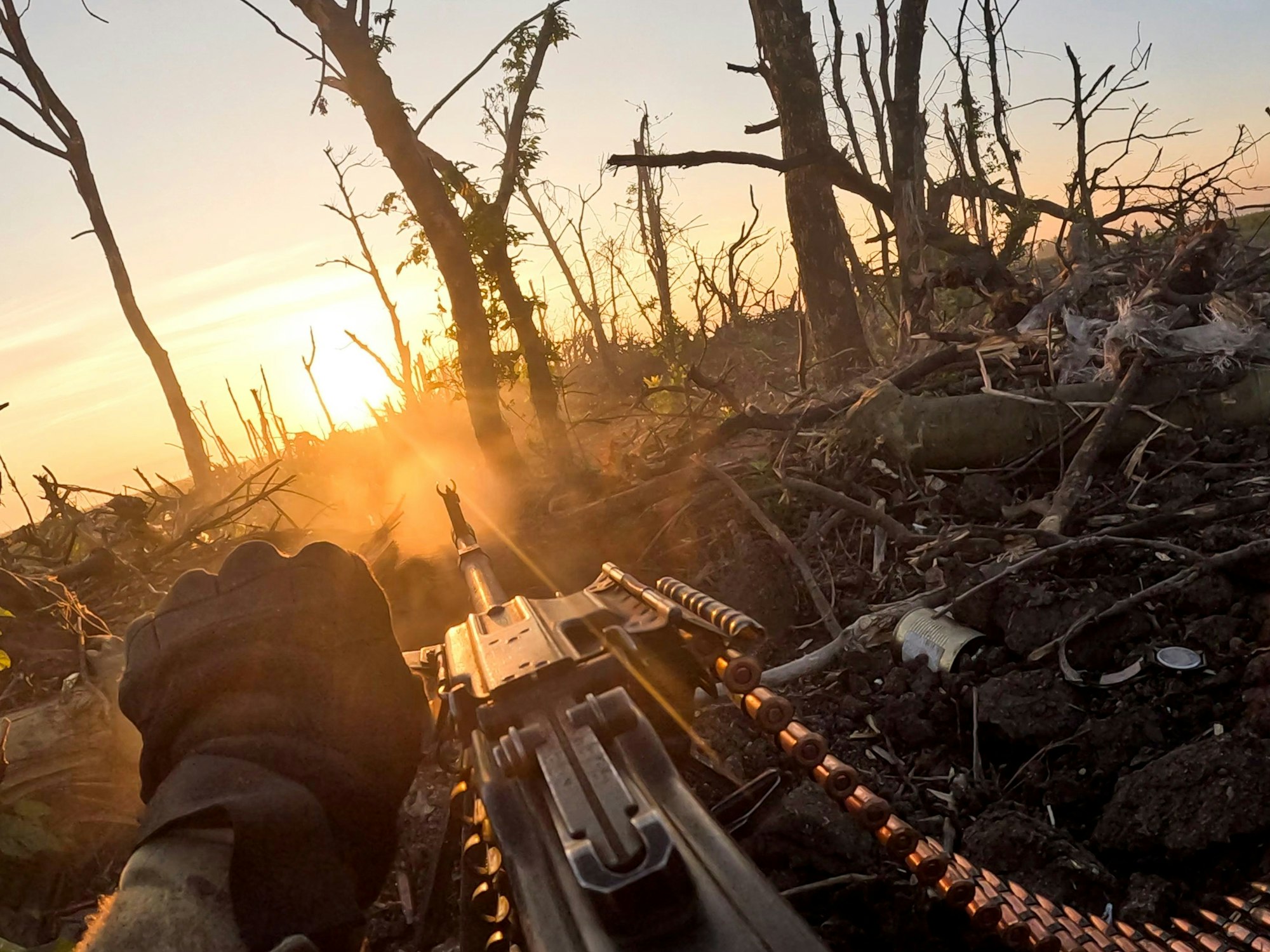Die Ukraine kann die „Surowikin-Linie“ offenbar erstmals mit schwerem Gerät überwinden. Auf diesem Symbolbild feuert ein ukrainischer Soldat Ende August mit einem Maschinengewehr auf russische Stellungen in der Nähe von Andrijewka in der Region Donezk.