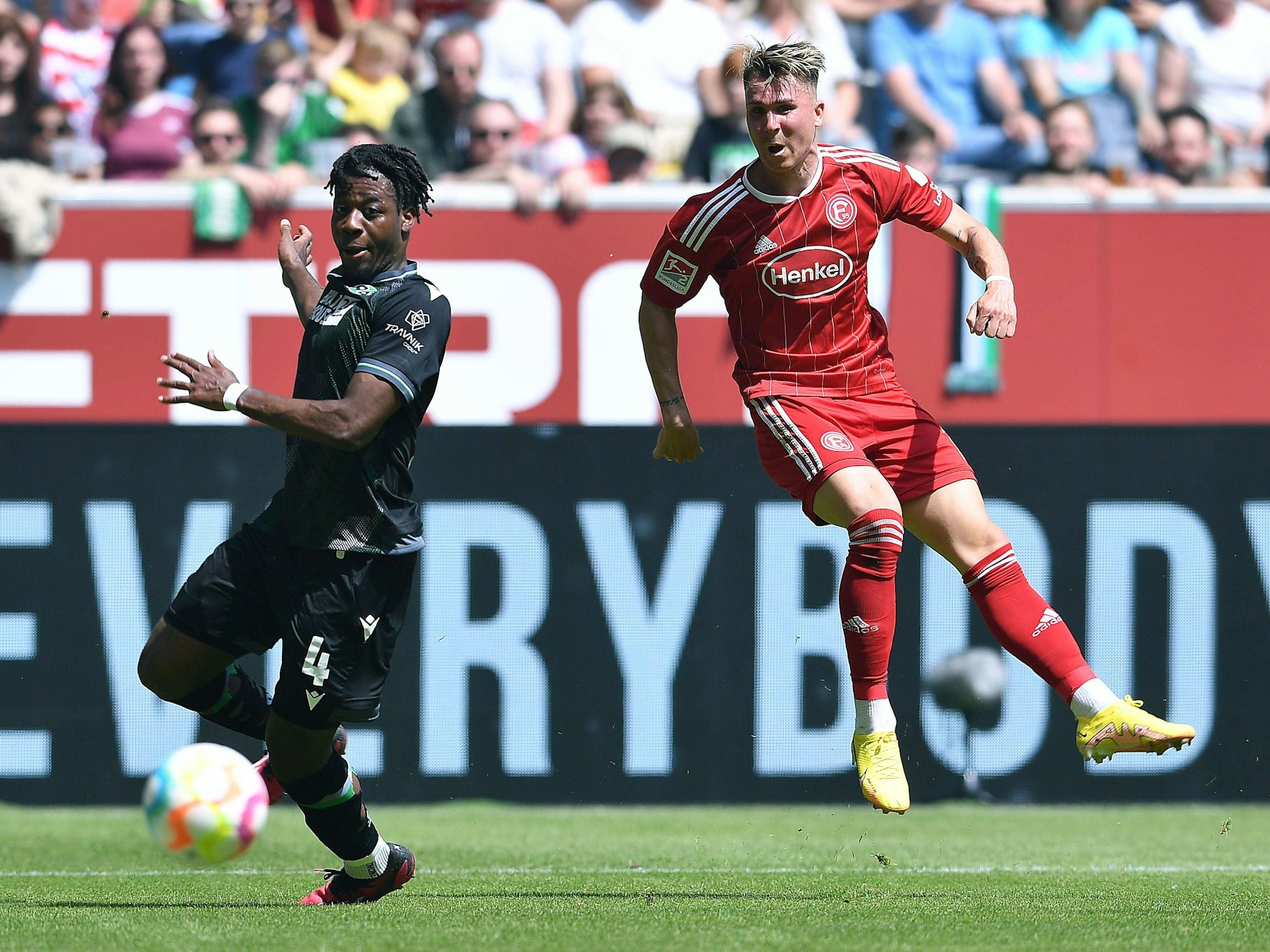 Felix Klaus zieht ab, Bright Arrey-Mbi blickt dem Ball hinterher.