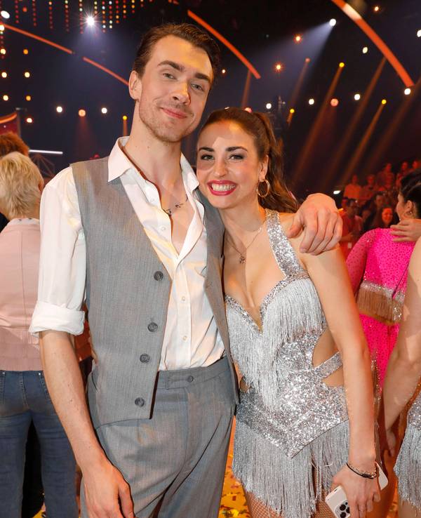 Timon Krause und Ekaterina Leonova lächeln.