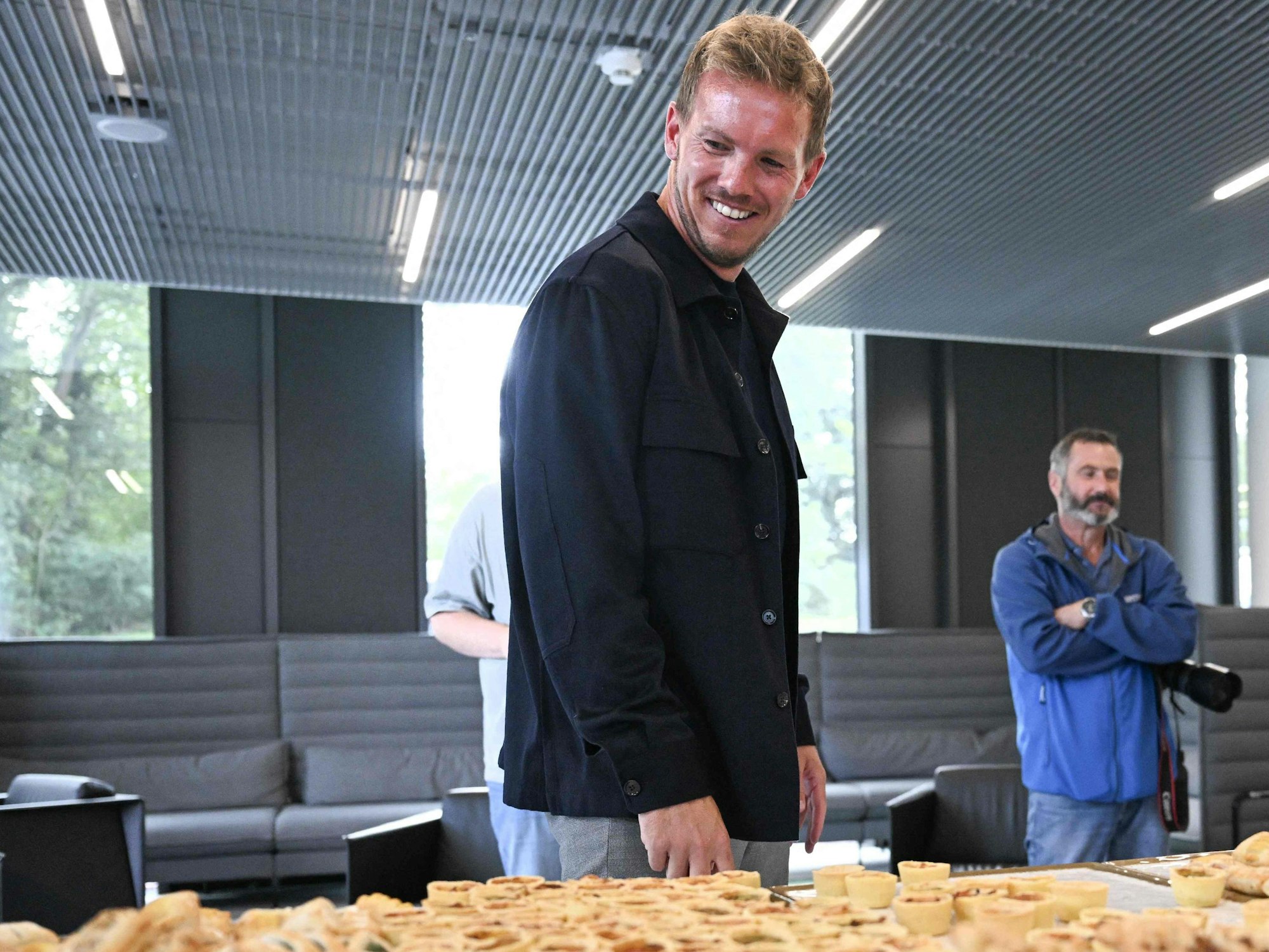 Julian Nagelsmann steht vor dem Buffet in Frankfurt.