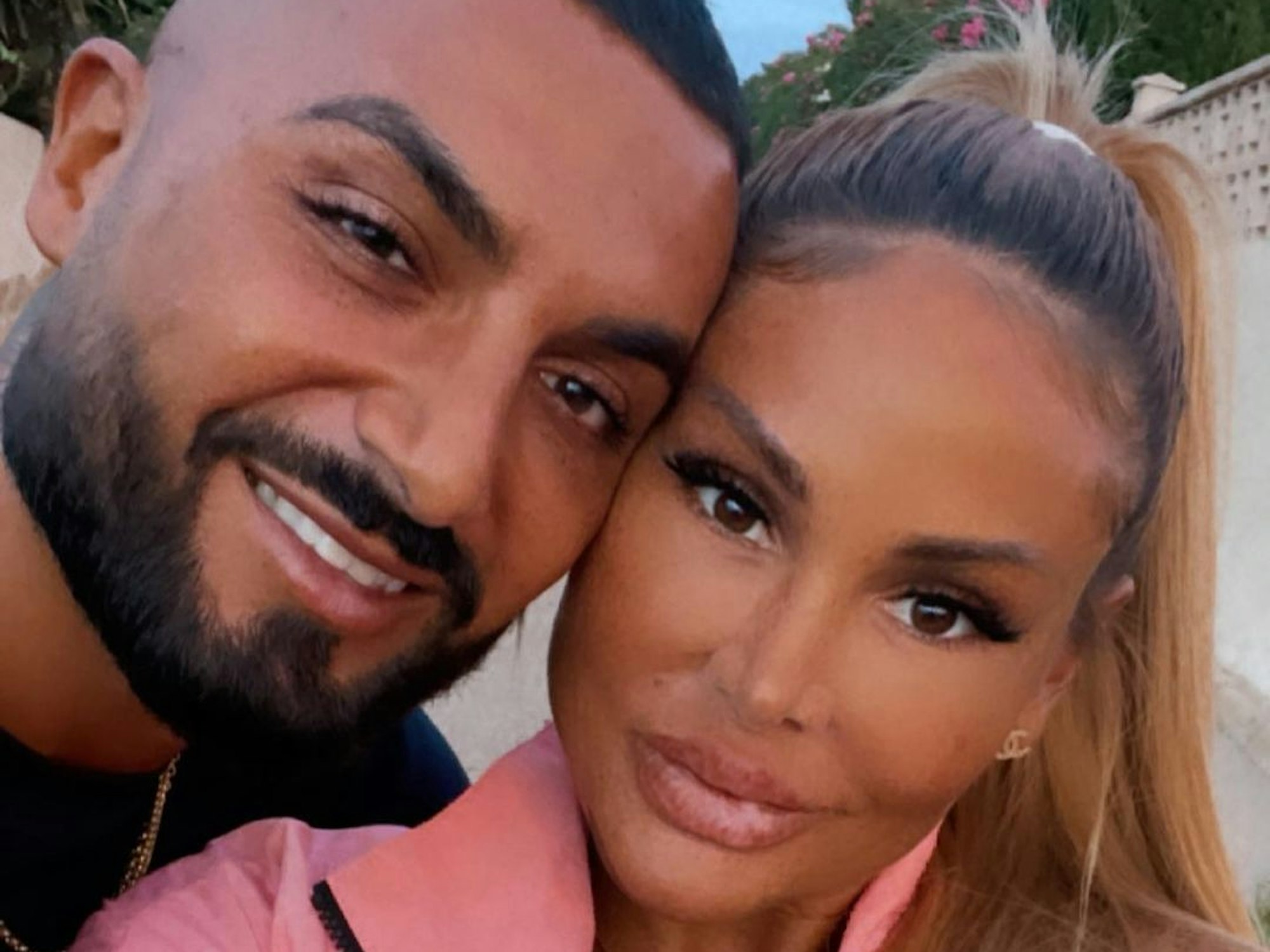 „Goodbye Deutschland“-Stars Lisha und Lou lächeln auf einem Foto.