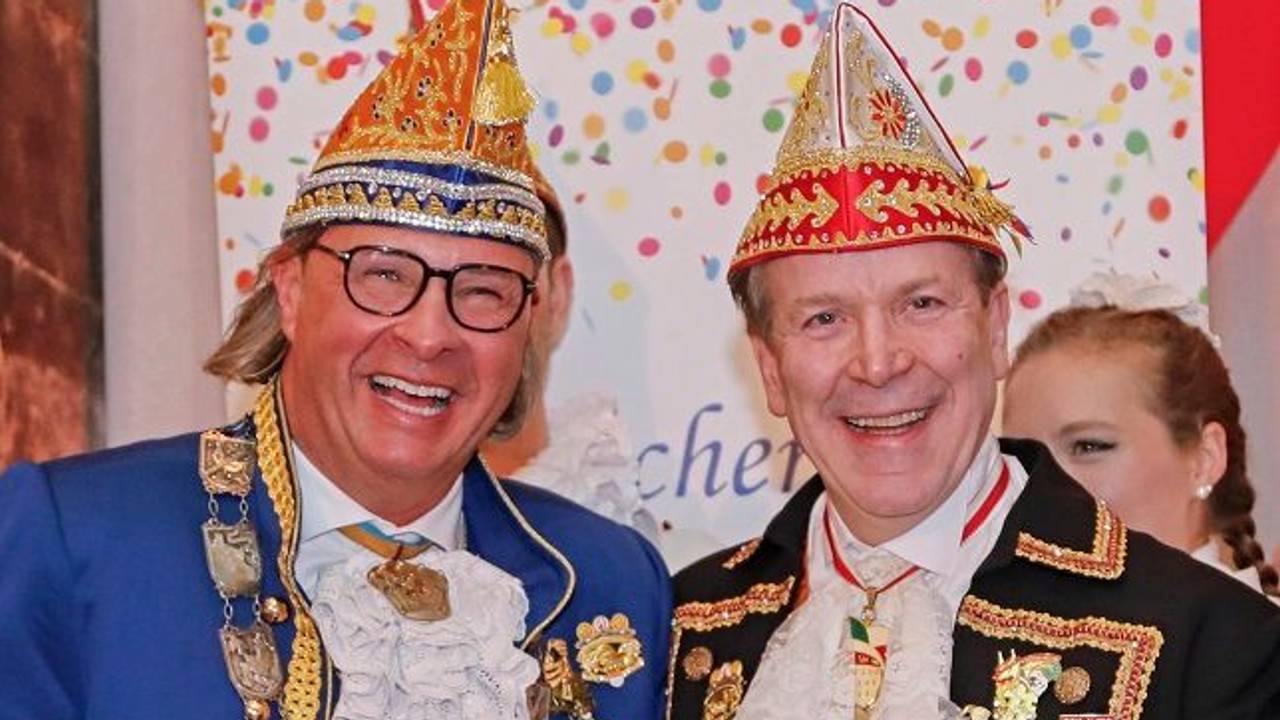 Karsten Kircher (l.) und Christoph Kuckelkorn (r.) lachen in die Kamera.