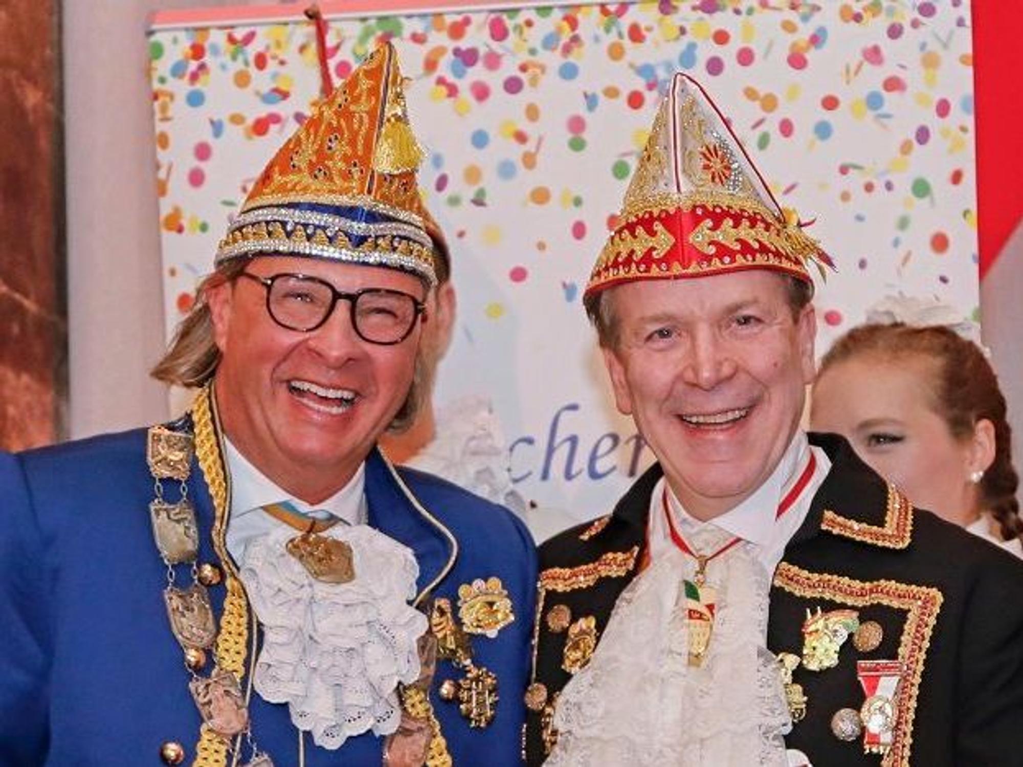 Karsten Kircher (l.) und Christoph Kuckelkorn (r.) lachen in die Kamera.