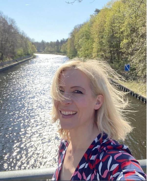 Ina Dietz lächelt in die Kamera.