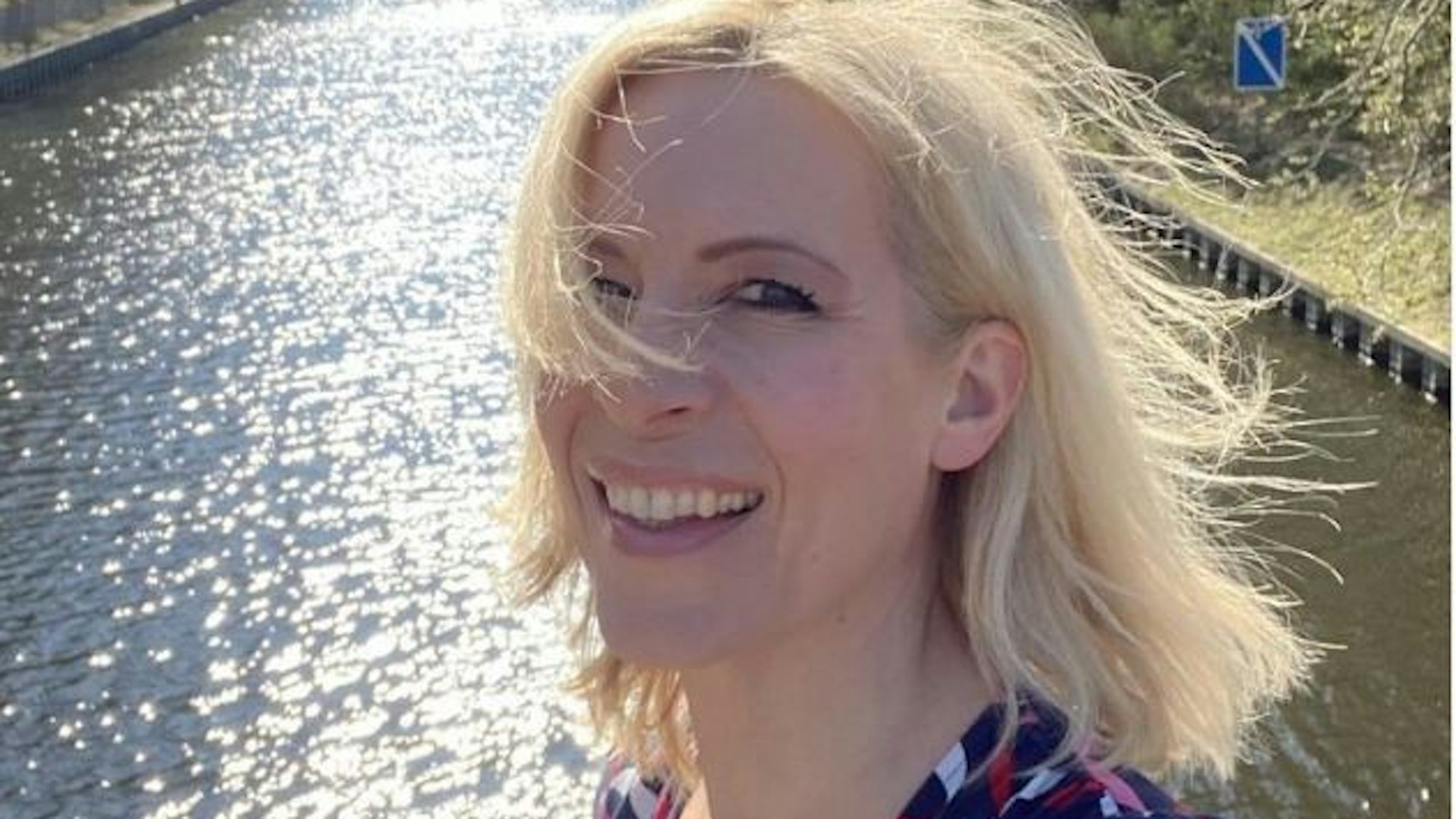 Ina Dietz lächelt in die Kamera.