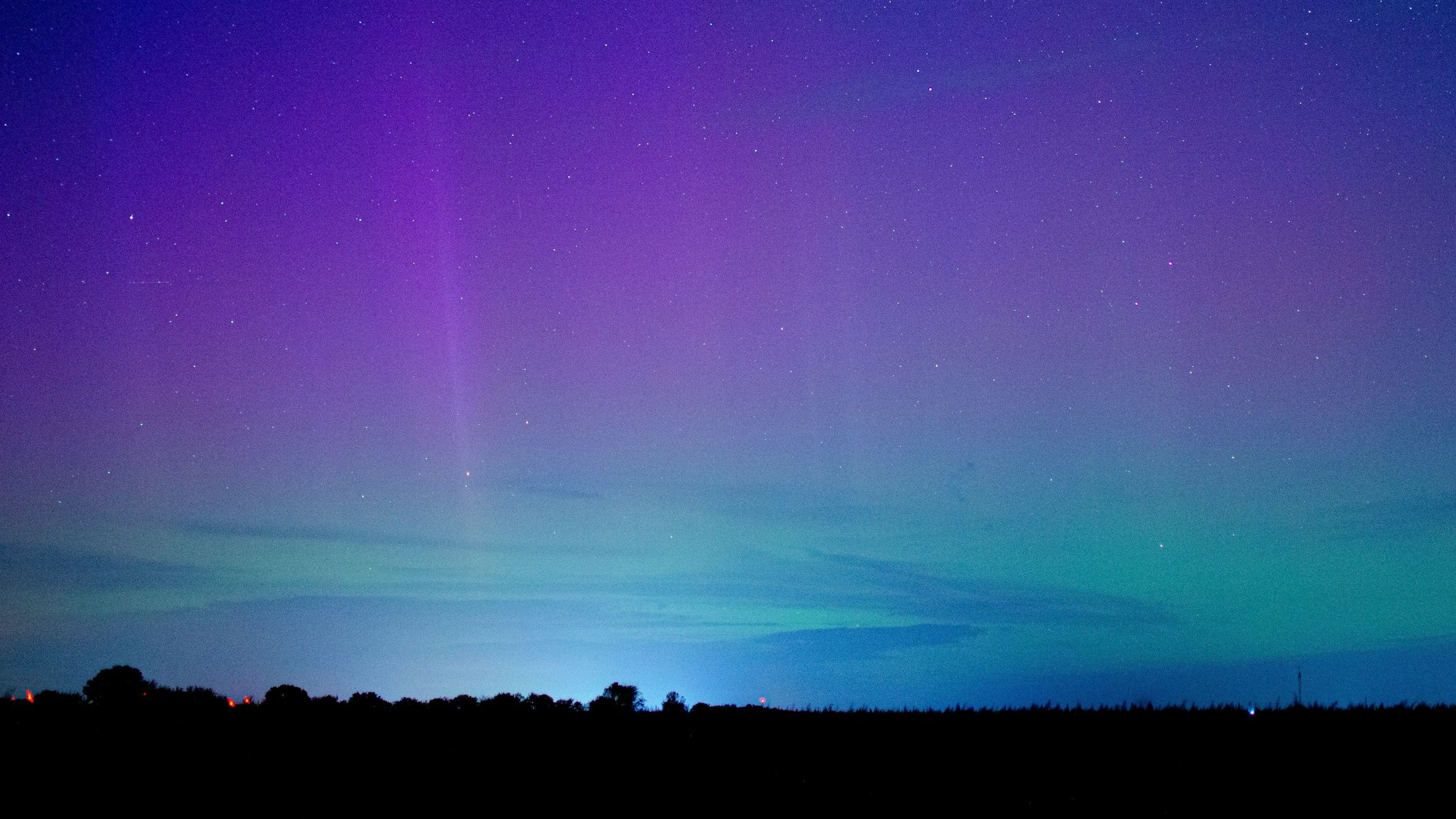 Polarlichter erscheinen am Stadtrand von Magdeburg am Himmel.