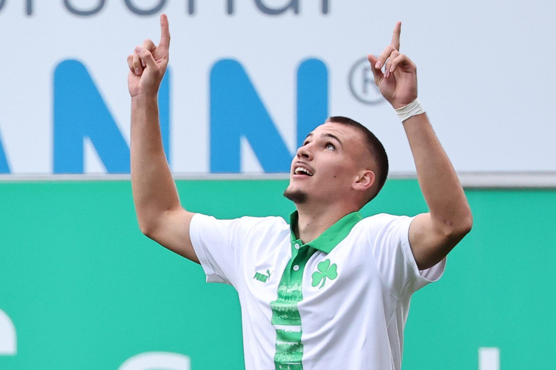 Tim Lemperle jubelt nach seinem Tor zum 1:0 zwischen Fürth und Karlsruhe.