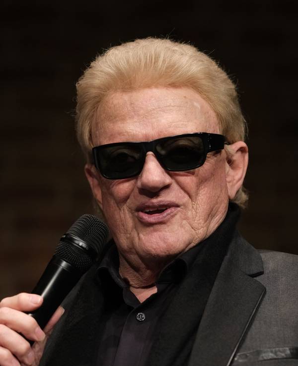 Heino hält ein Mikro in der Hand.