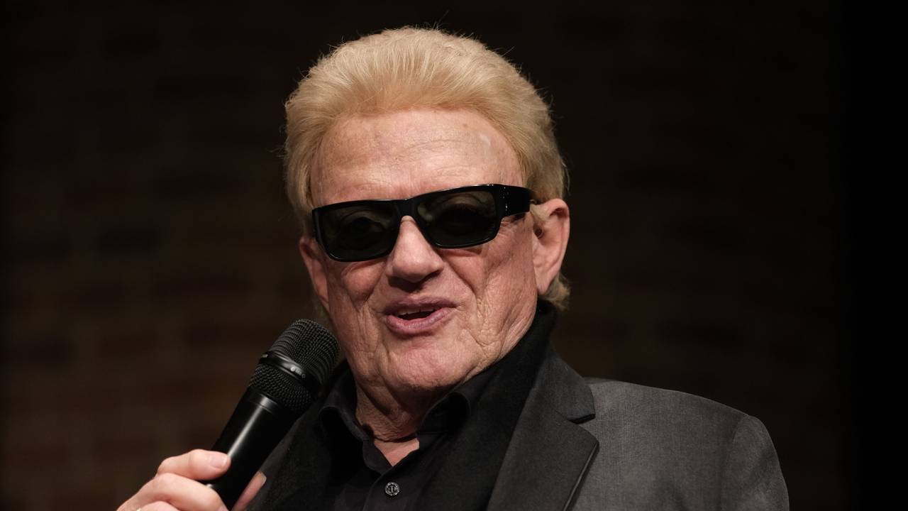 Heino hält ein Mikro in der Hand.