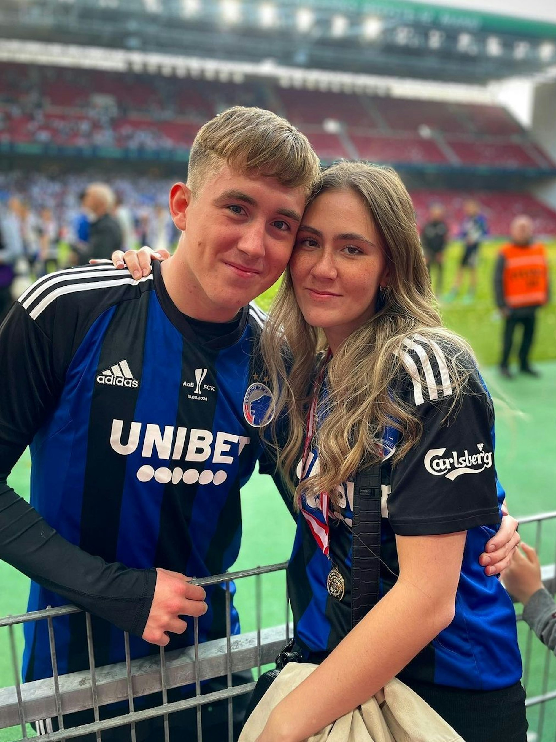 Isak Johannesson und seine Freundin Agnes posieren für ein Selfie.