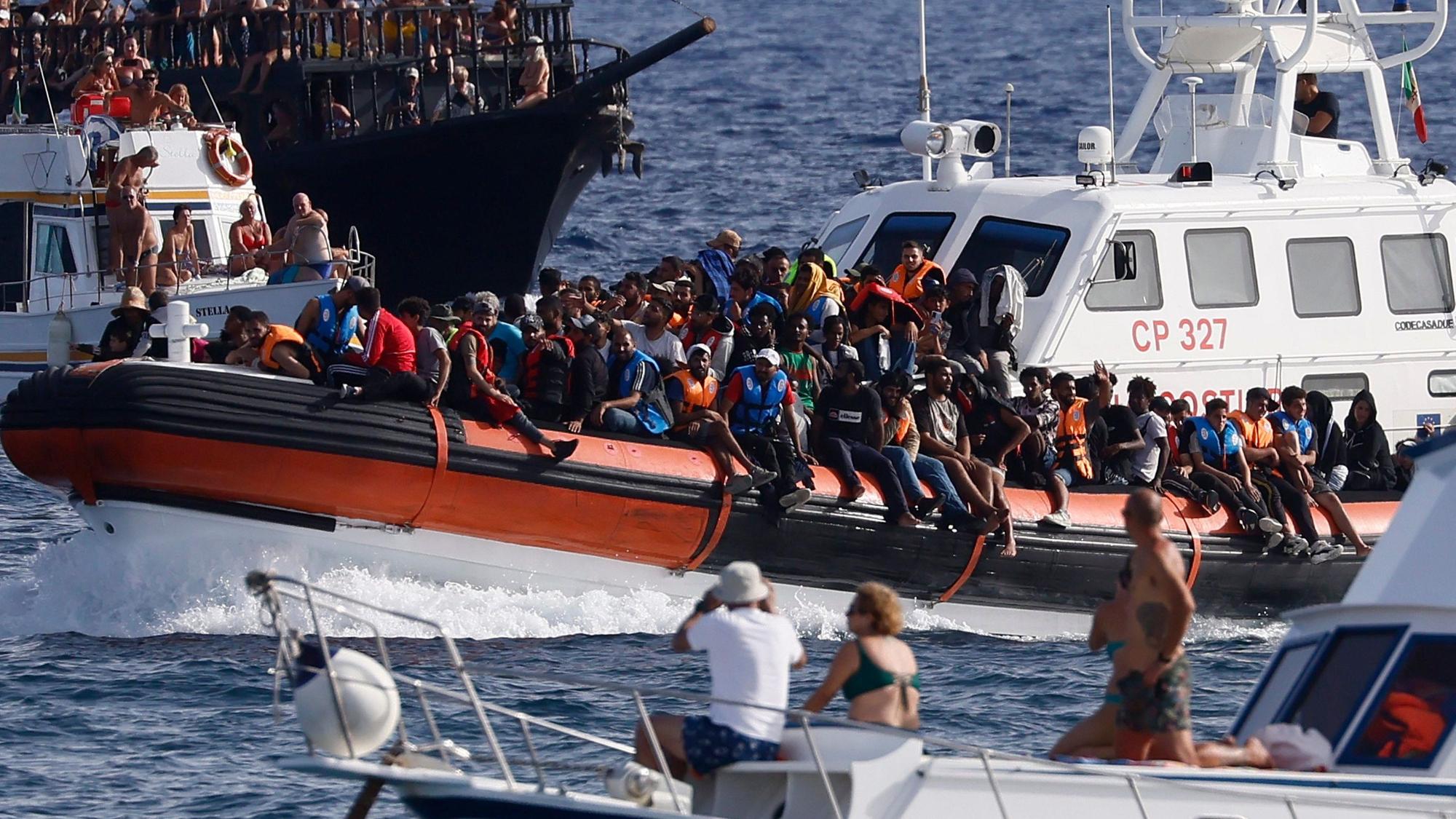 Ein Boot der italienischen Küstenwache transportiert Migranten auf die Insel Lampedusa.