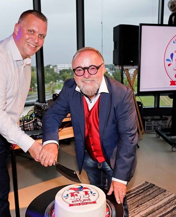 Rolf B. Pieper und Alex Sälzer (l.) schneiden gemeinsam eine Torte an.