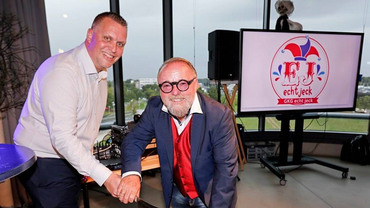Rolf B. Pieper und Alex Sälzer (l.) schneiden gemeinsam eine Torte an.