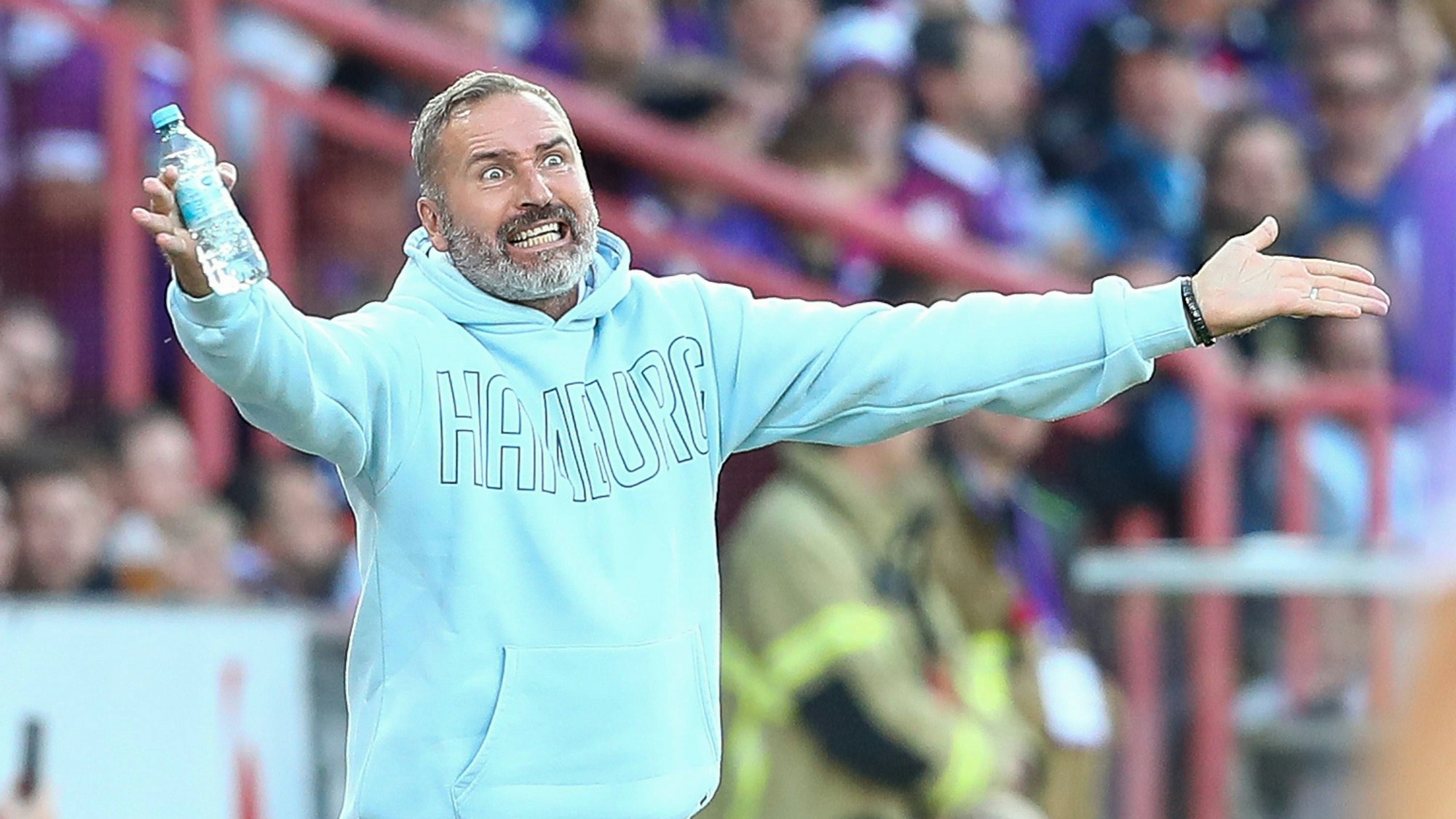 HSV-Trainer Tim Walter gestikuliert an der Seitenlinie.