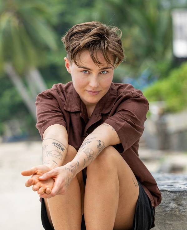 „Princess Charming“-Kandidatin Elsa schaut in die Kamera