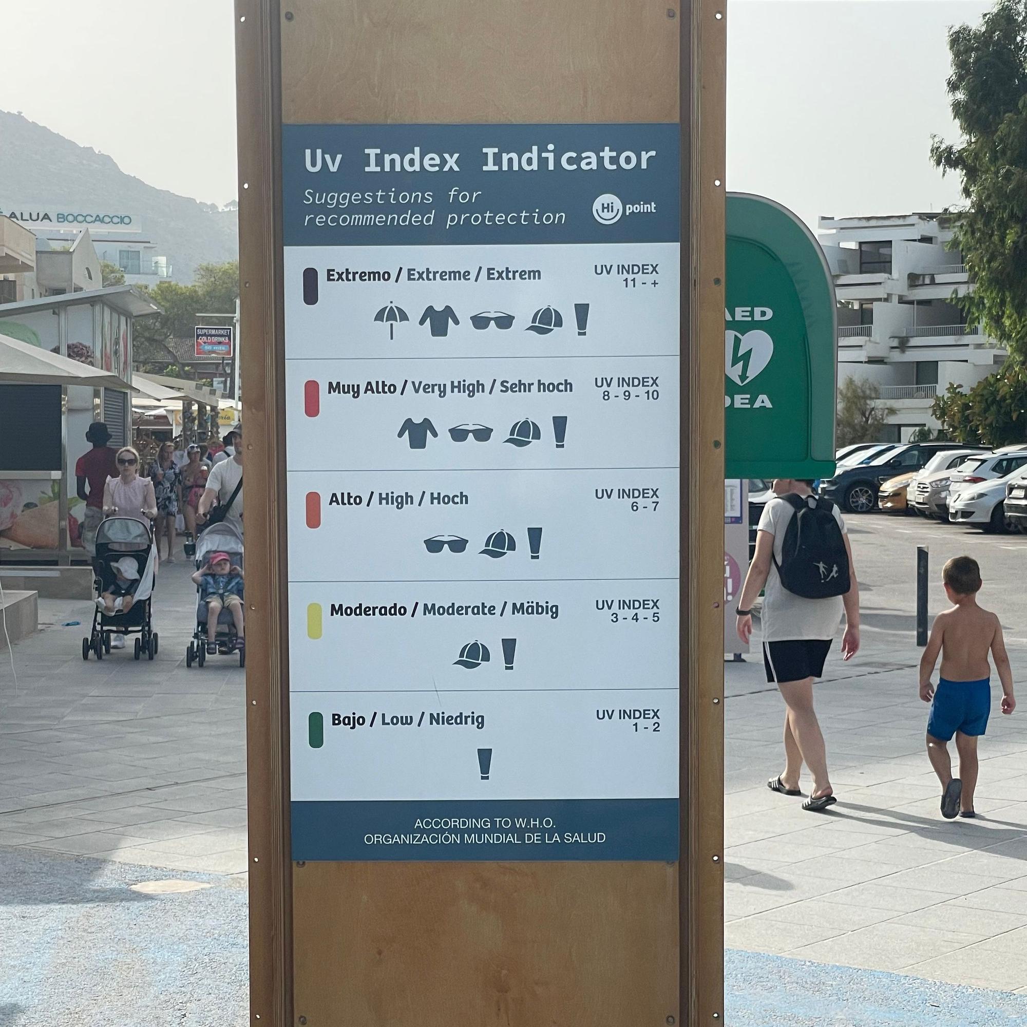 Eine Hinweistafel in Alcúdia auf Mallorca zeigt die Kleidungsempfehlungen, basierend auf dem UV-Index der WHO.