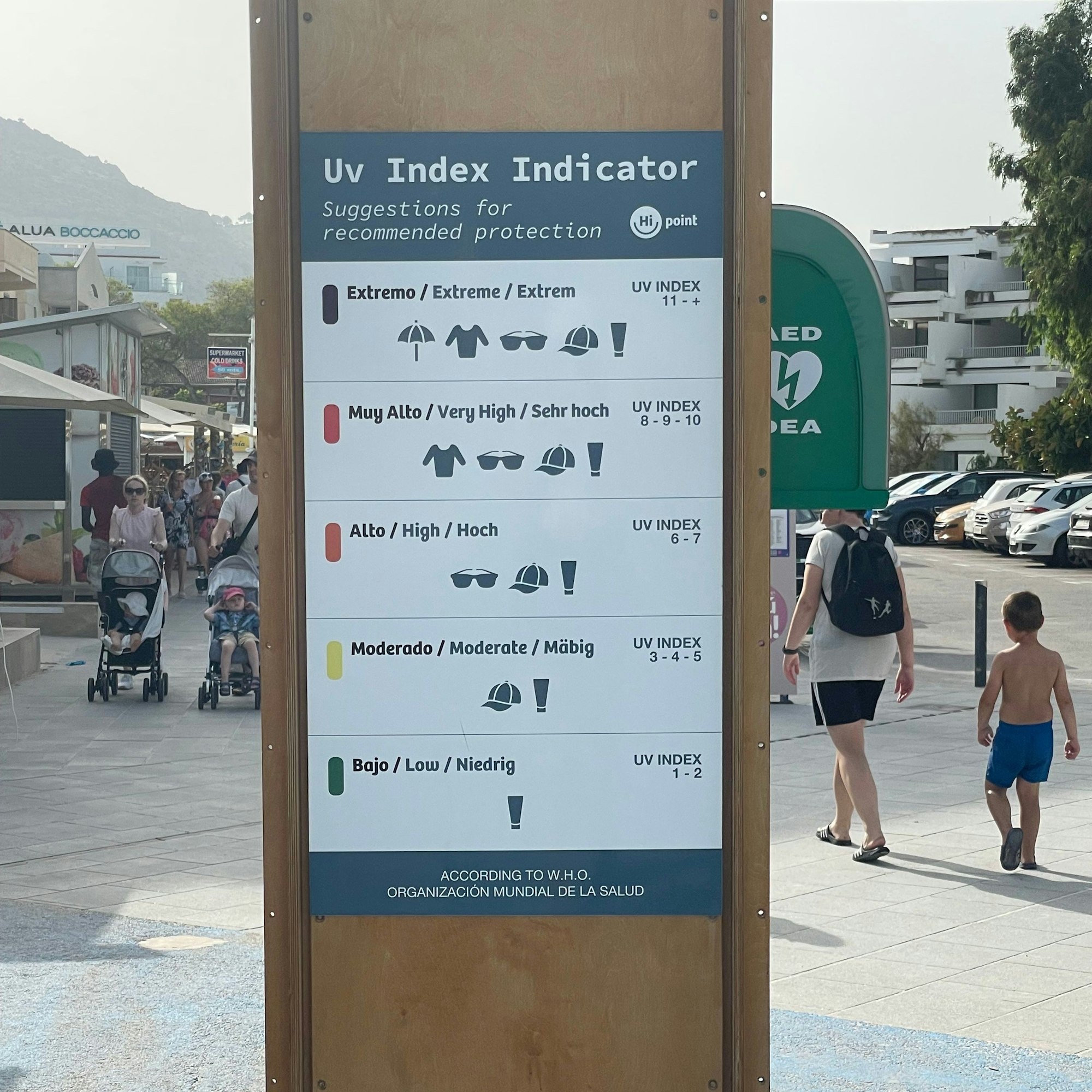 Eine Hinweistafel in Alcúdia auf Mallorca zeigt die Kleidungsempfehlungen, basierend auf dem UV-Index der WHO.