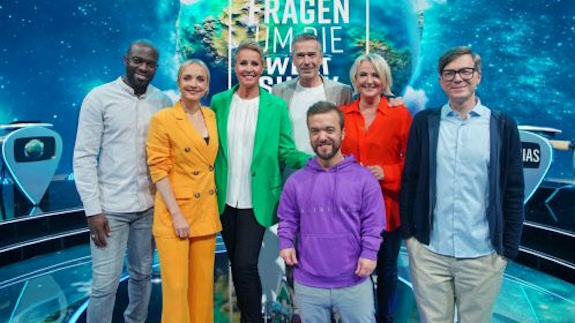 Sie spielen bei der großen GEO-Show um den Naturschutz: Hans Sarpei, Janin Ullmann, Moderatorin Sonja Zietlow, Experte Dirk Steffens, Mathias Mester, Ulla Kock am Brink und Ralph Caspers (von links).