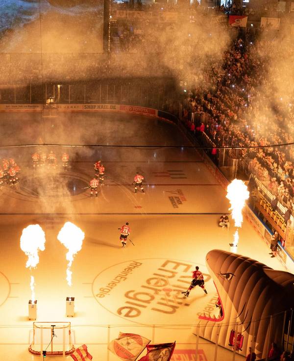 Die Kölner Haie betreten die Eisfläche zum DEL-Spiel gegen den ERC Ingolstadt.